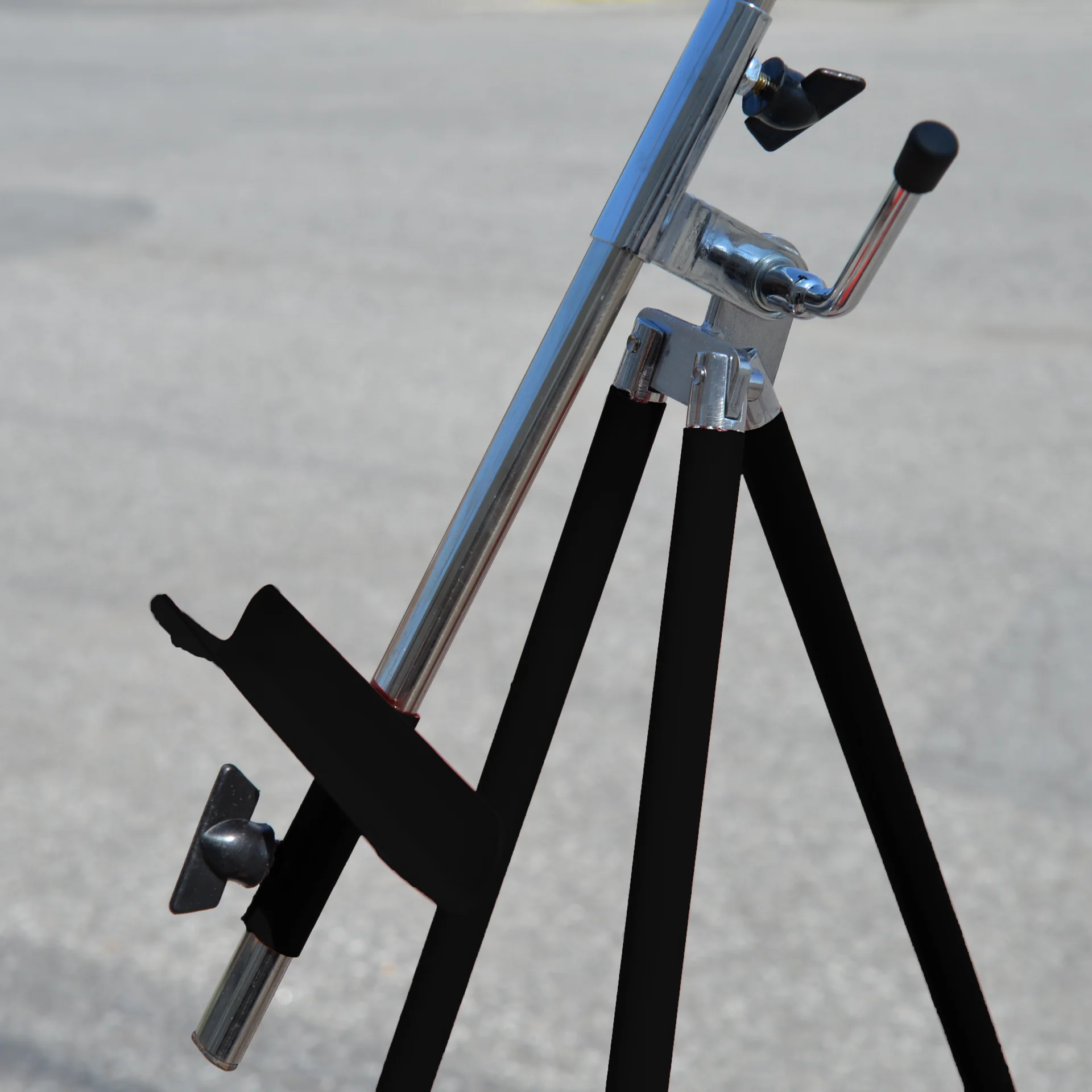 51" Italian Steel Tripod Easel - Image 3