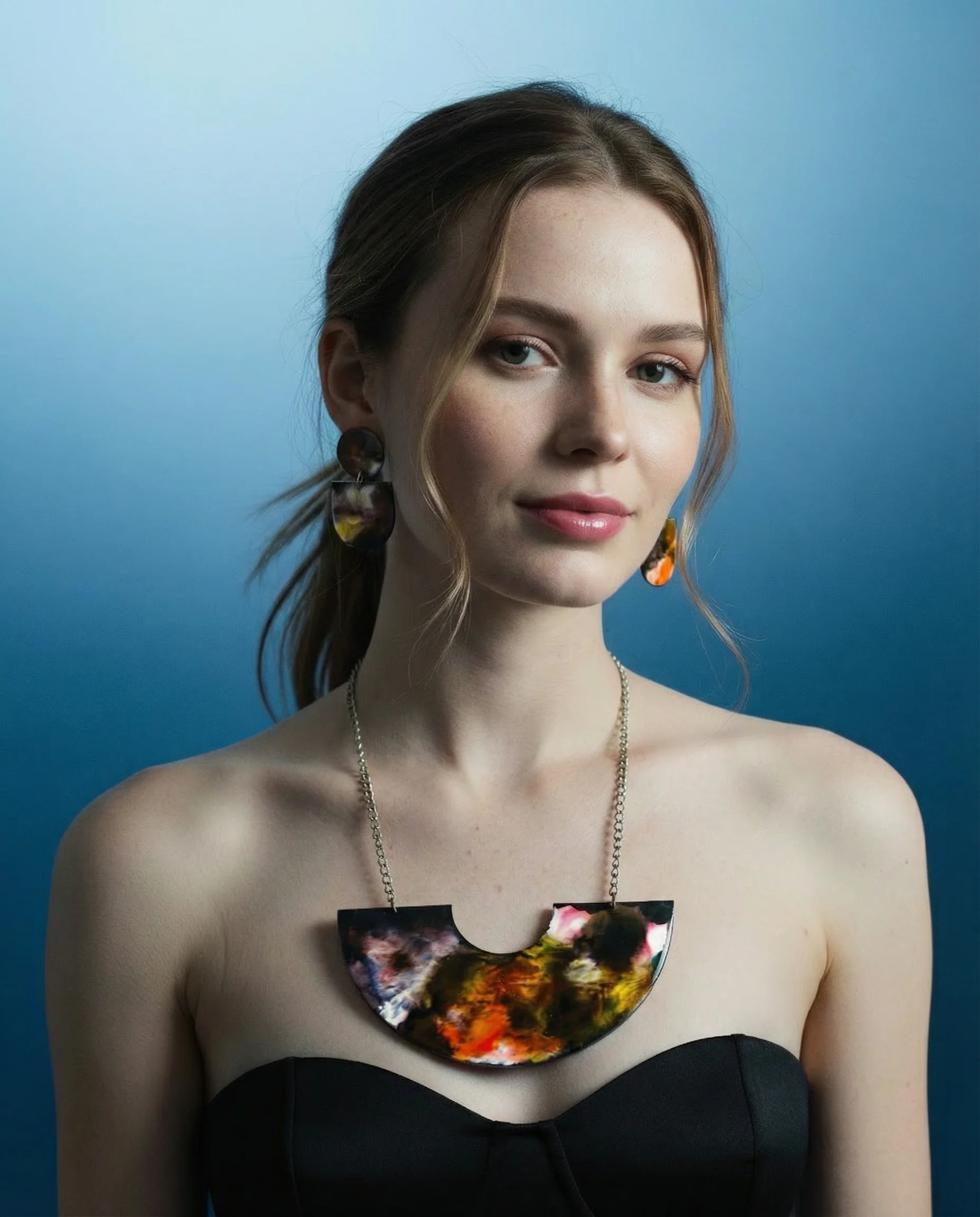 Abstract Statement Necklace with U Shaped Design - Image 2