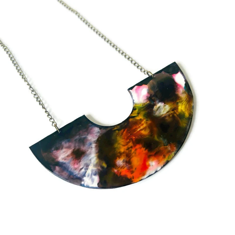 Abstract Statement Necklace with U Shaped Design - Image 3