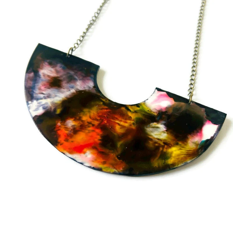 Abstract Statement Necklace with U Shaped Design - Image 4