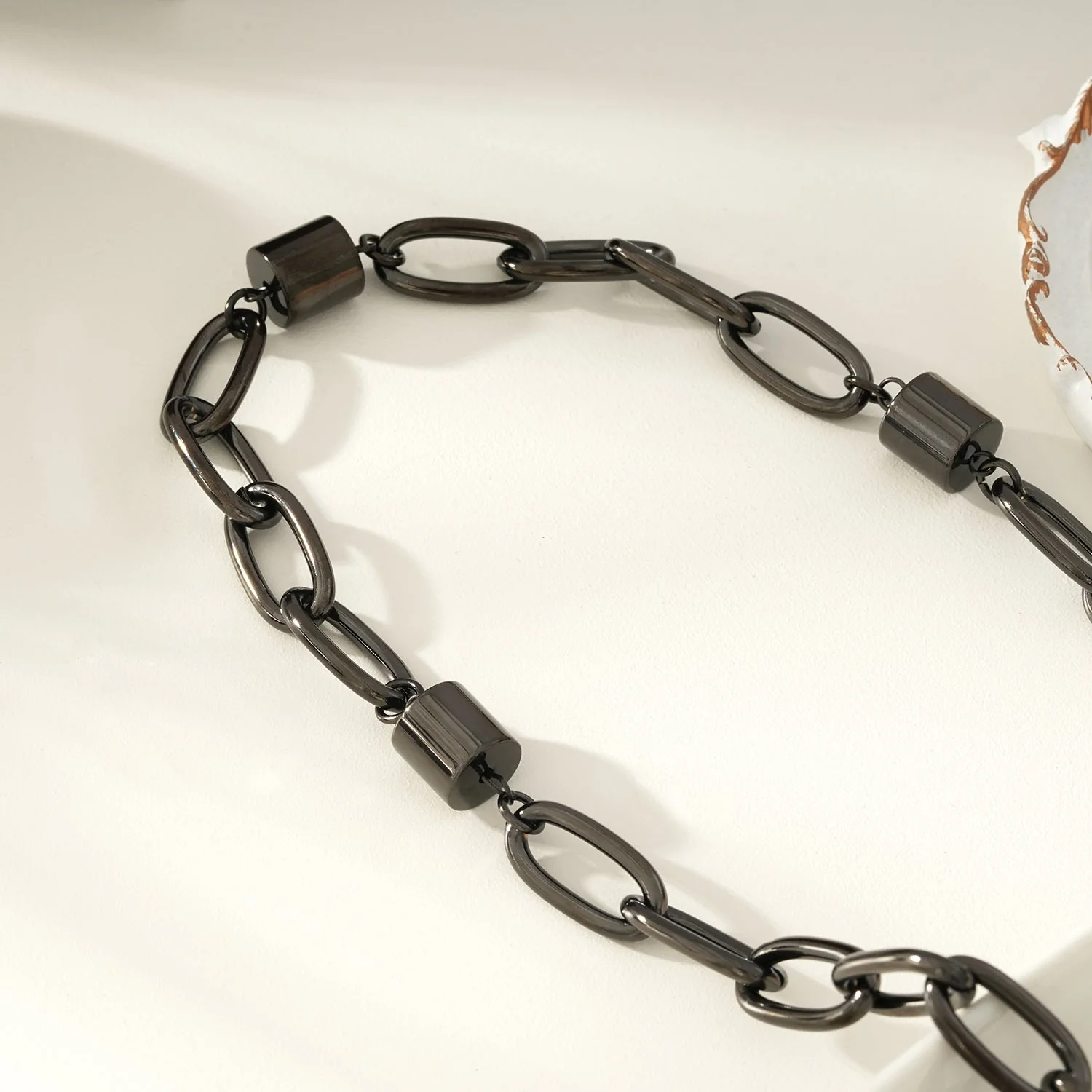 AKELLO BLACK: Black Carbon Power Chain - Image 4