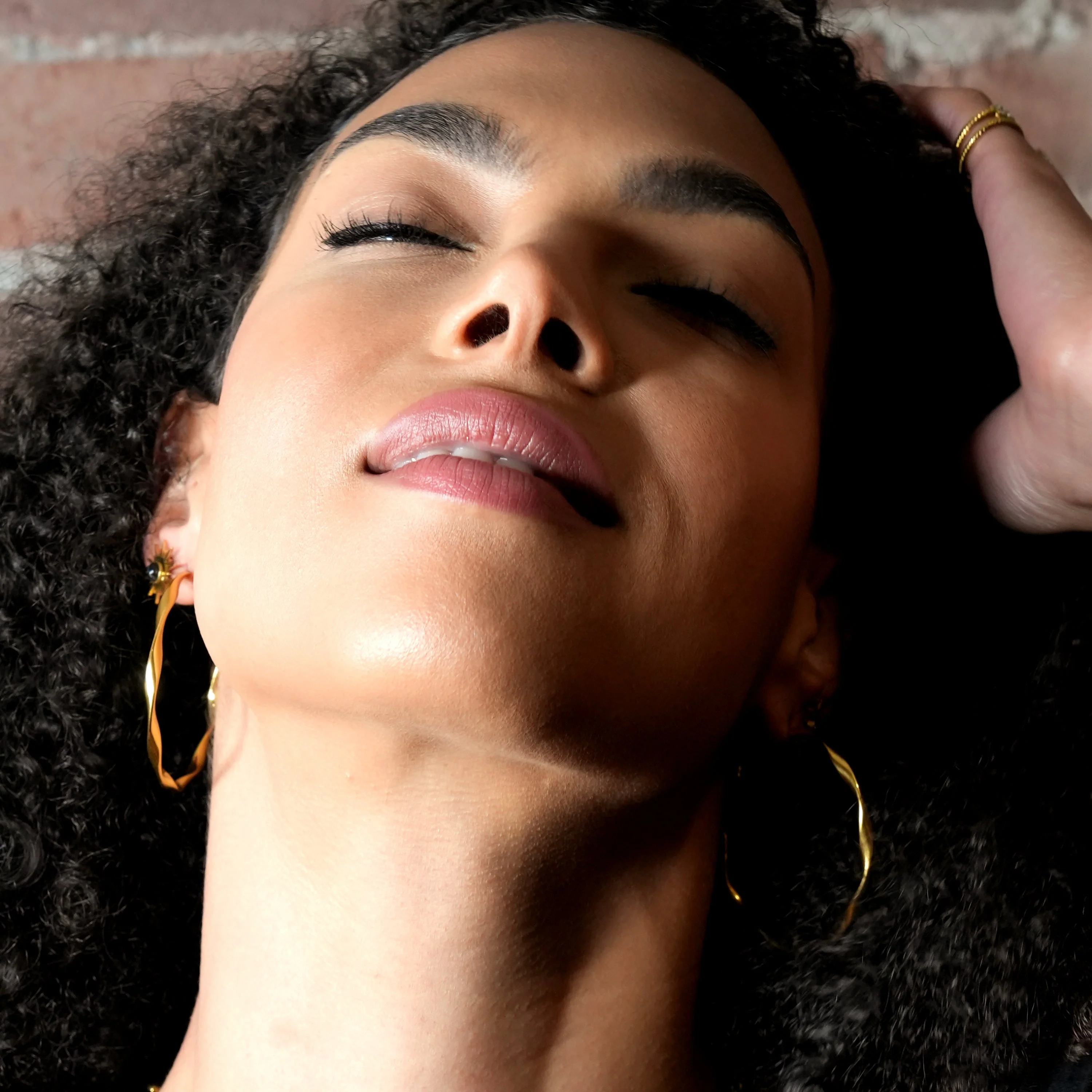 ALICIA Wavy Twist Gold Hoop Earrings - Image 4