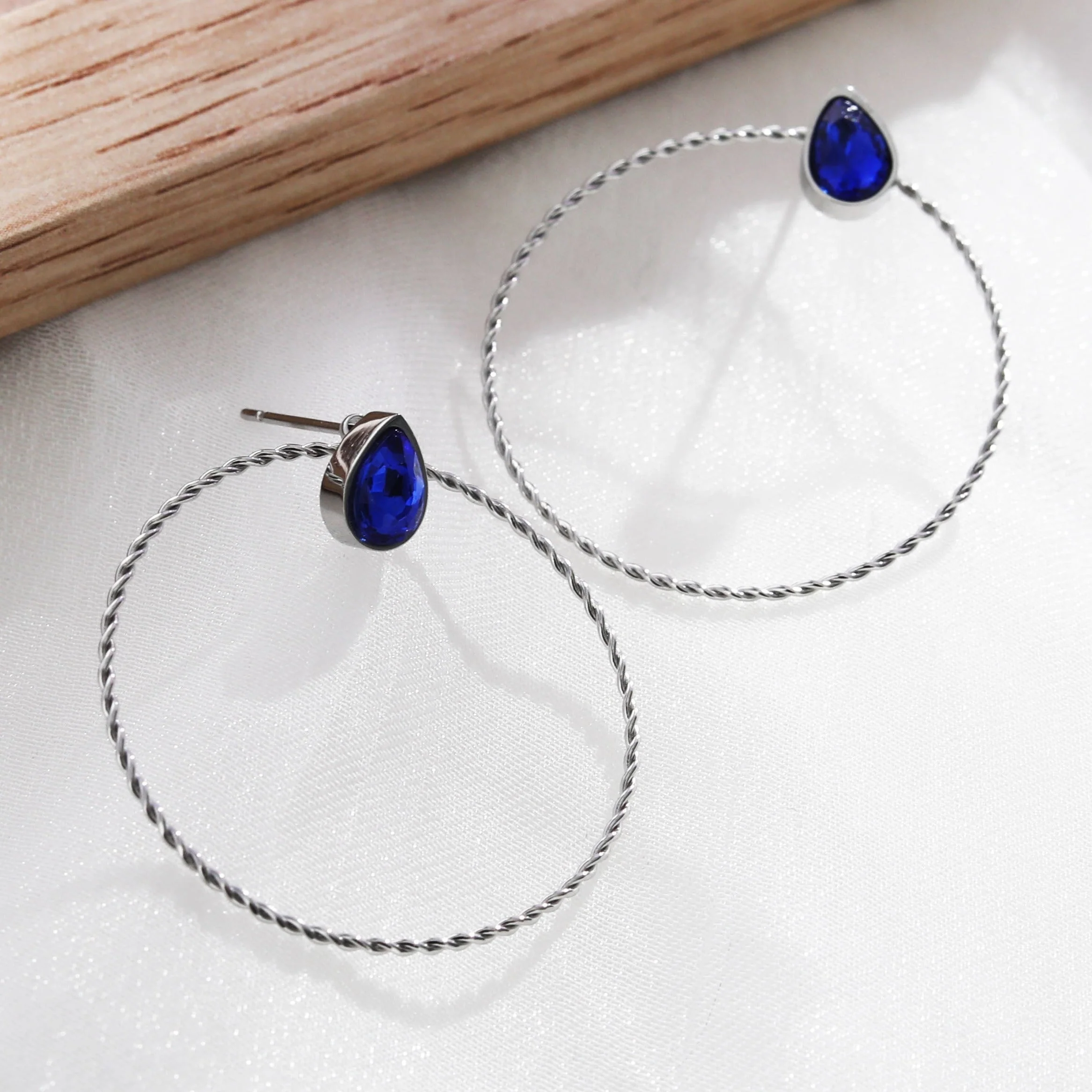 ALLORA Hoop Earrings - Image 4
