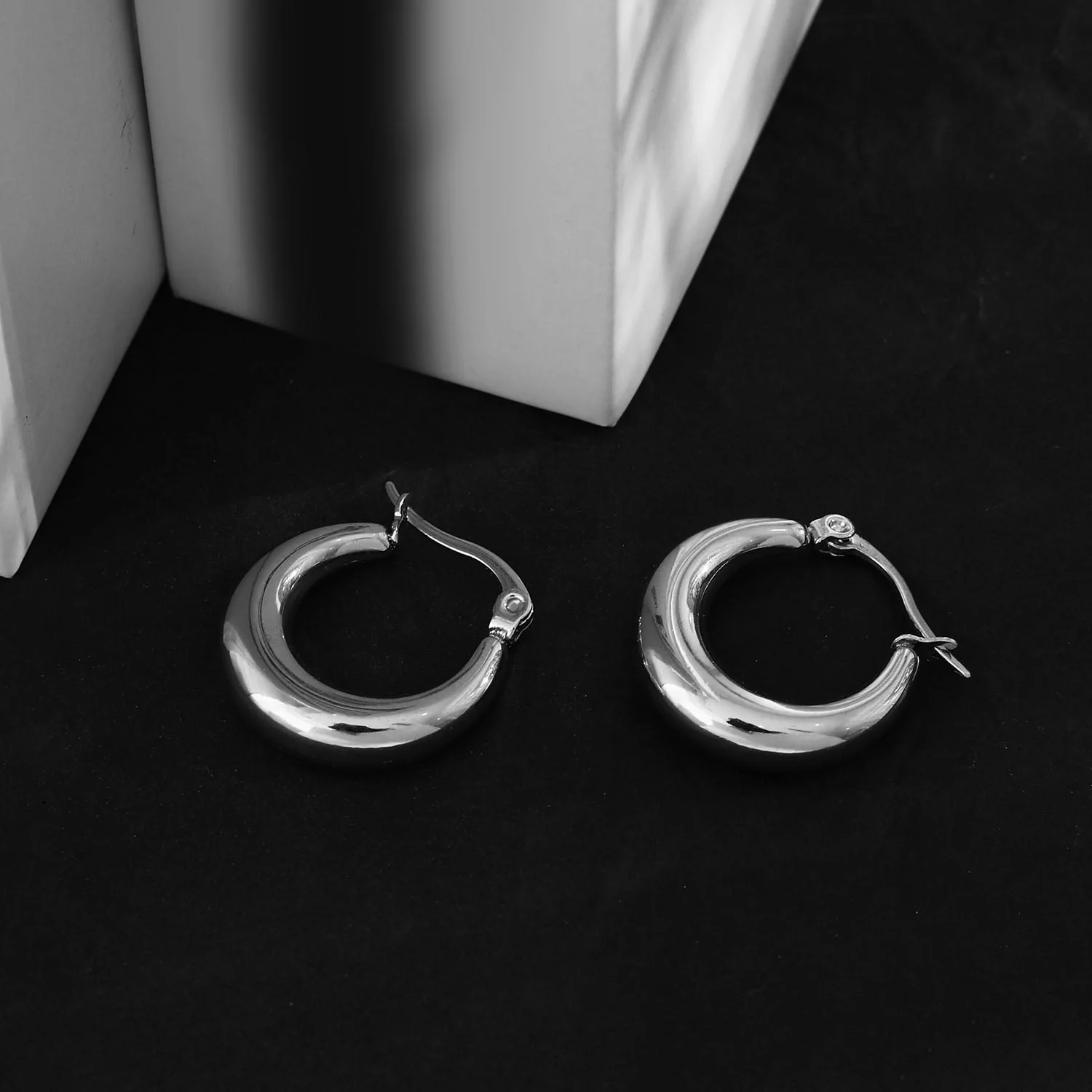 AMBER-MESSINA Chunky Hoop Silver Earrings - Image 6