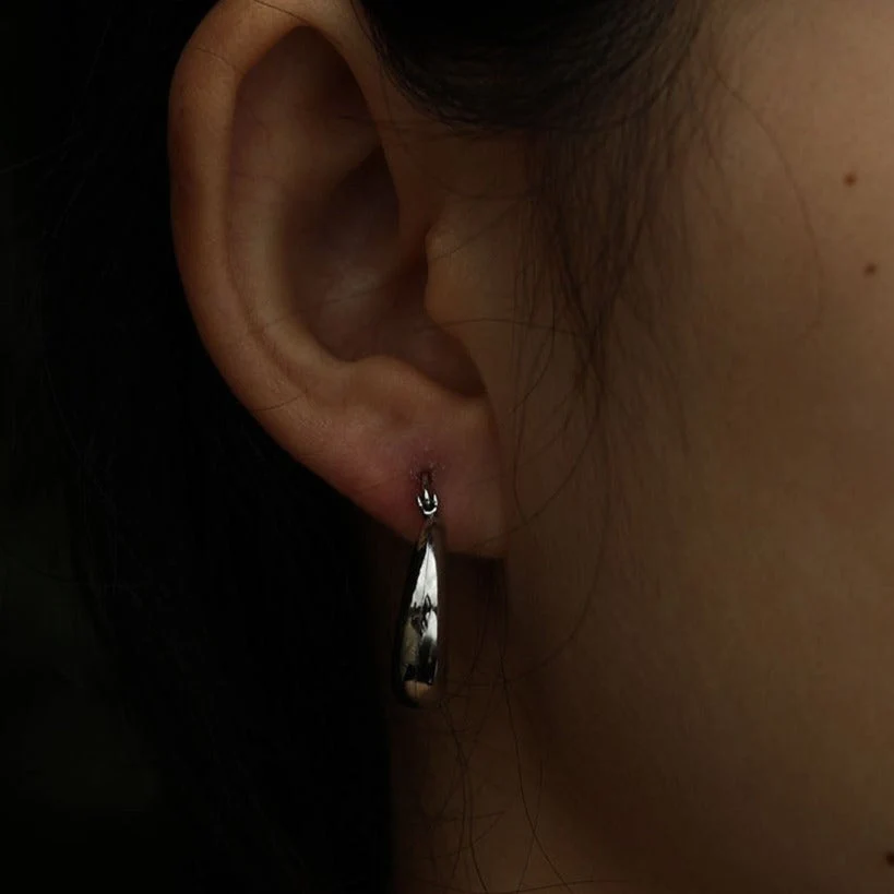 AMBER-MESSINA Chunky Hoop Silver Earrings - Image 7
