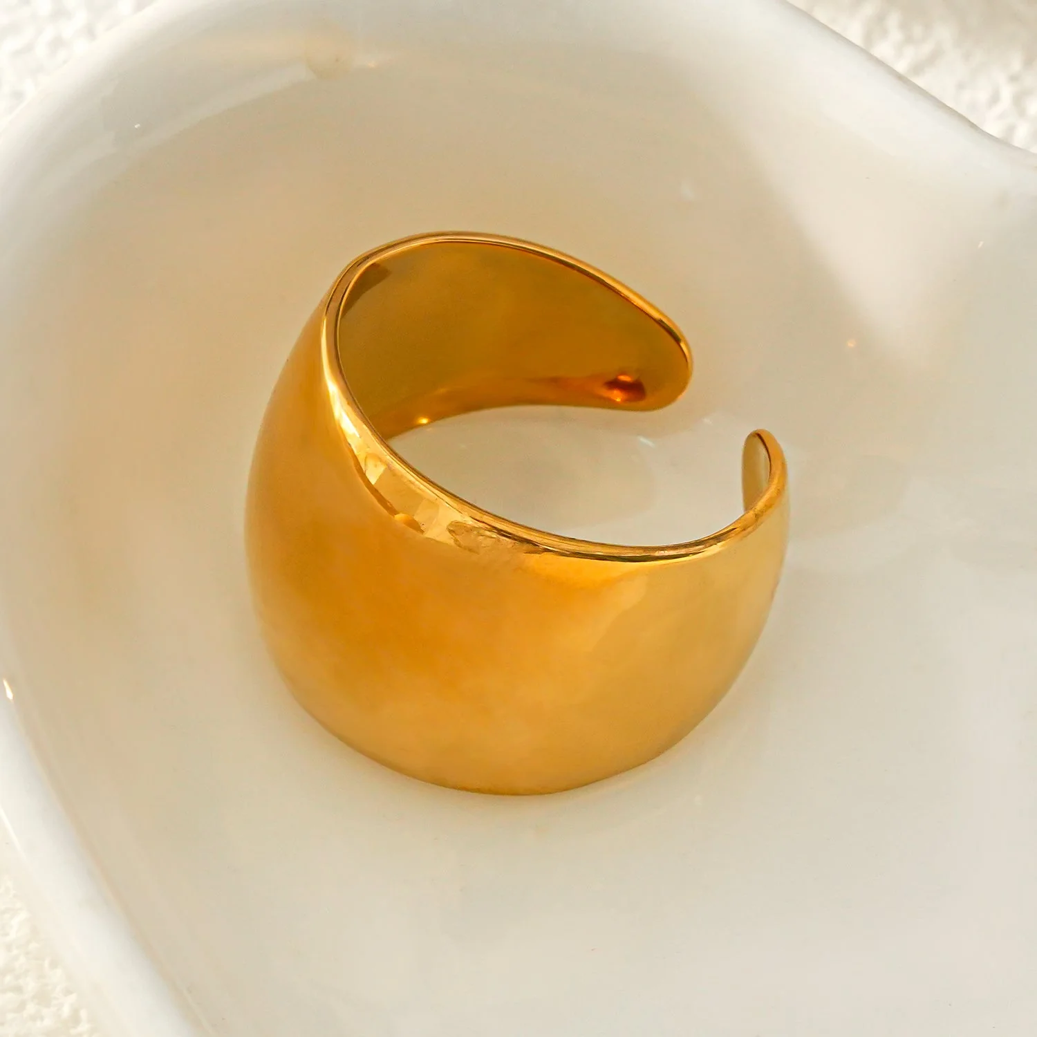 ARILOGO: Wide Band Modernist Gold Ring - Image 3