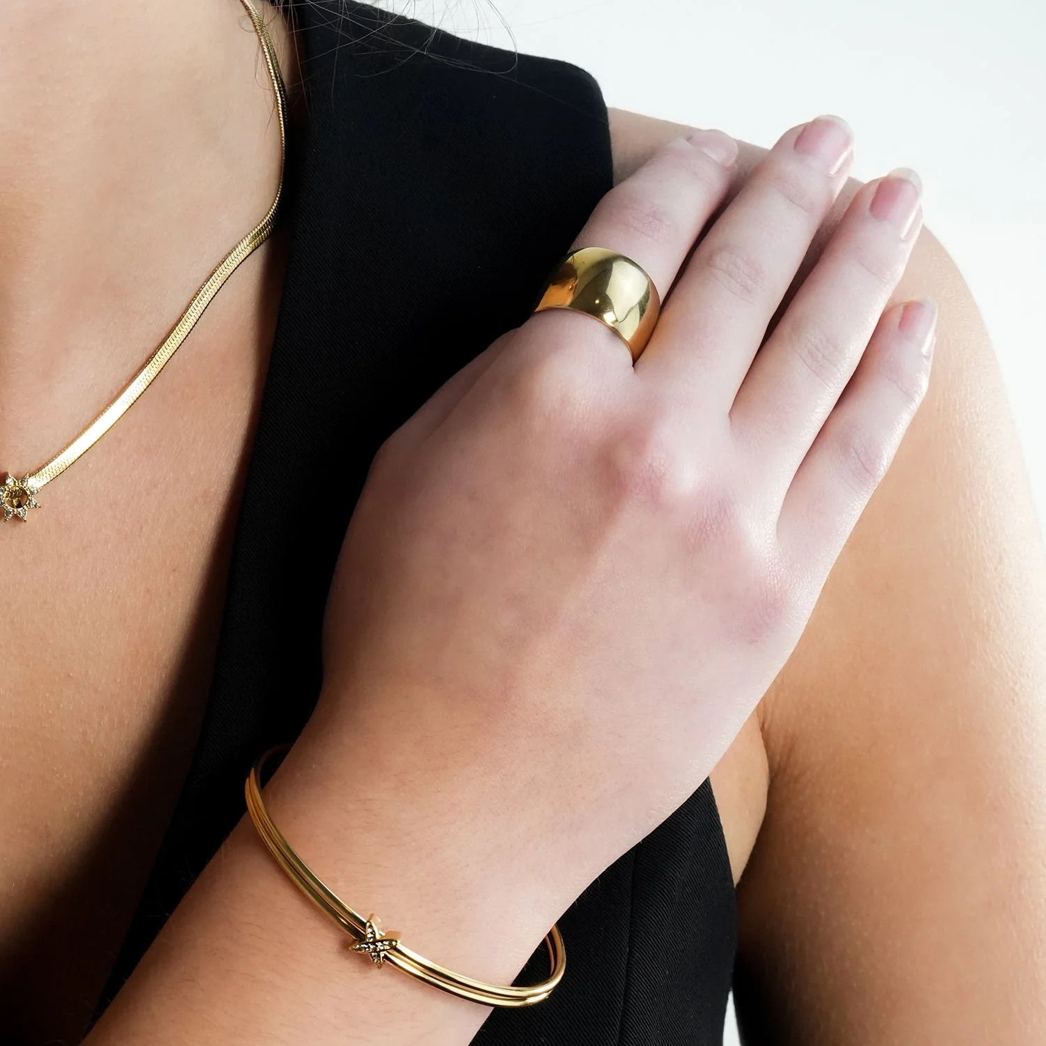 ARILOGO: Wide Band Modernist Gold Ring - Image 4