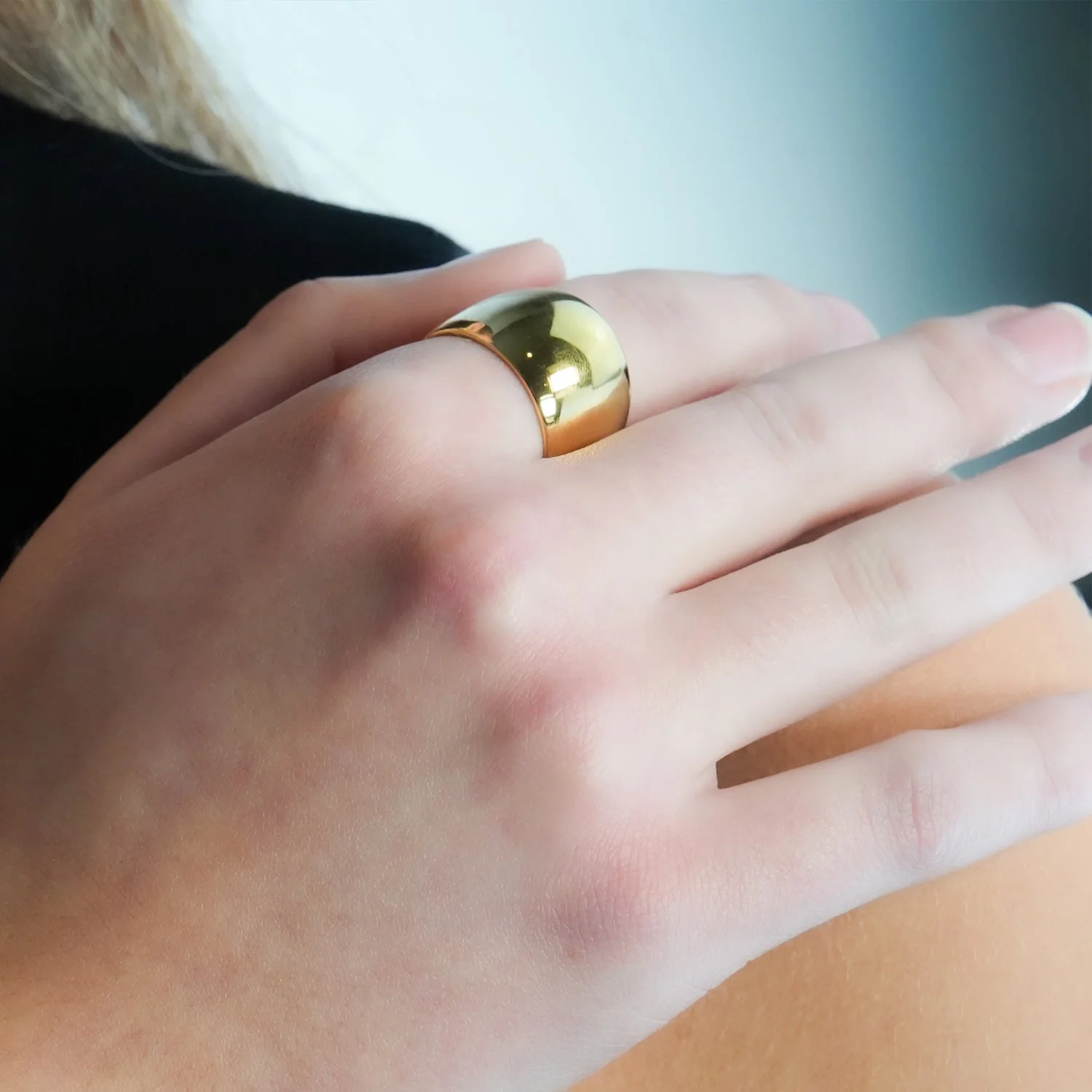 ARILOGO: Wide Band Modernist Gold Ring - Image 7