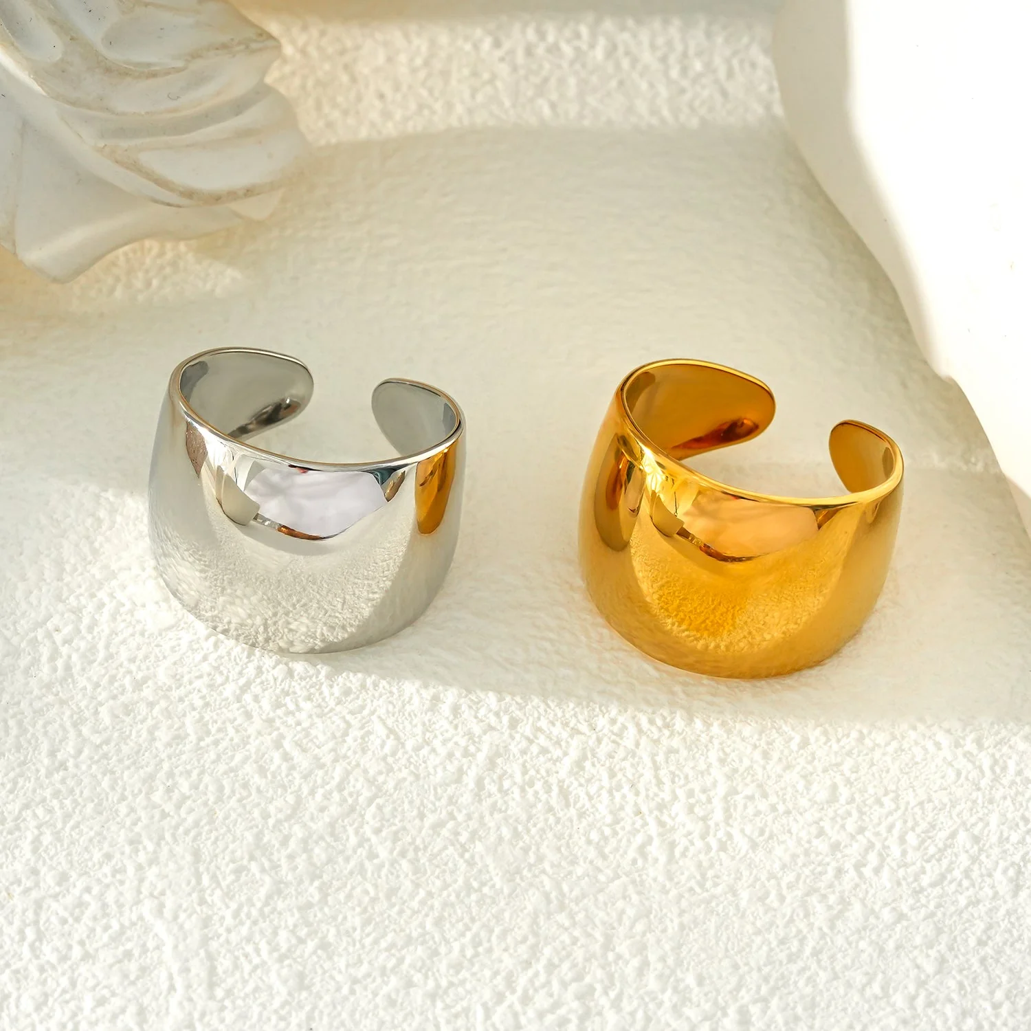 ARILOGO: Wide Band Modernist Gold Ring - Image 9