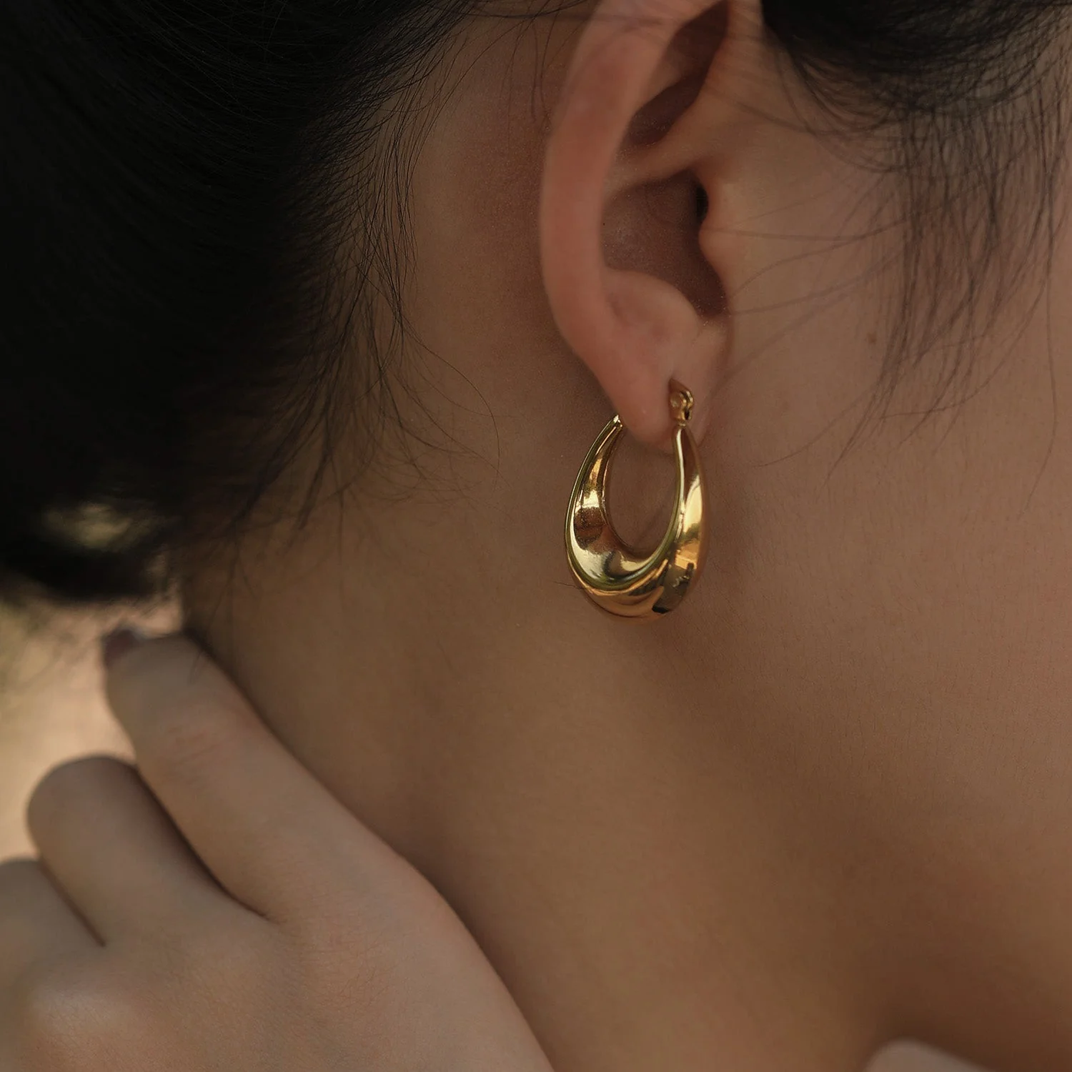 ARINA Chunky Shaped Hoops Gold - Image 3