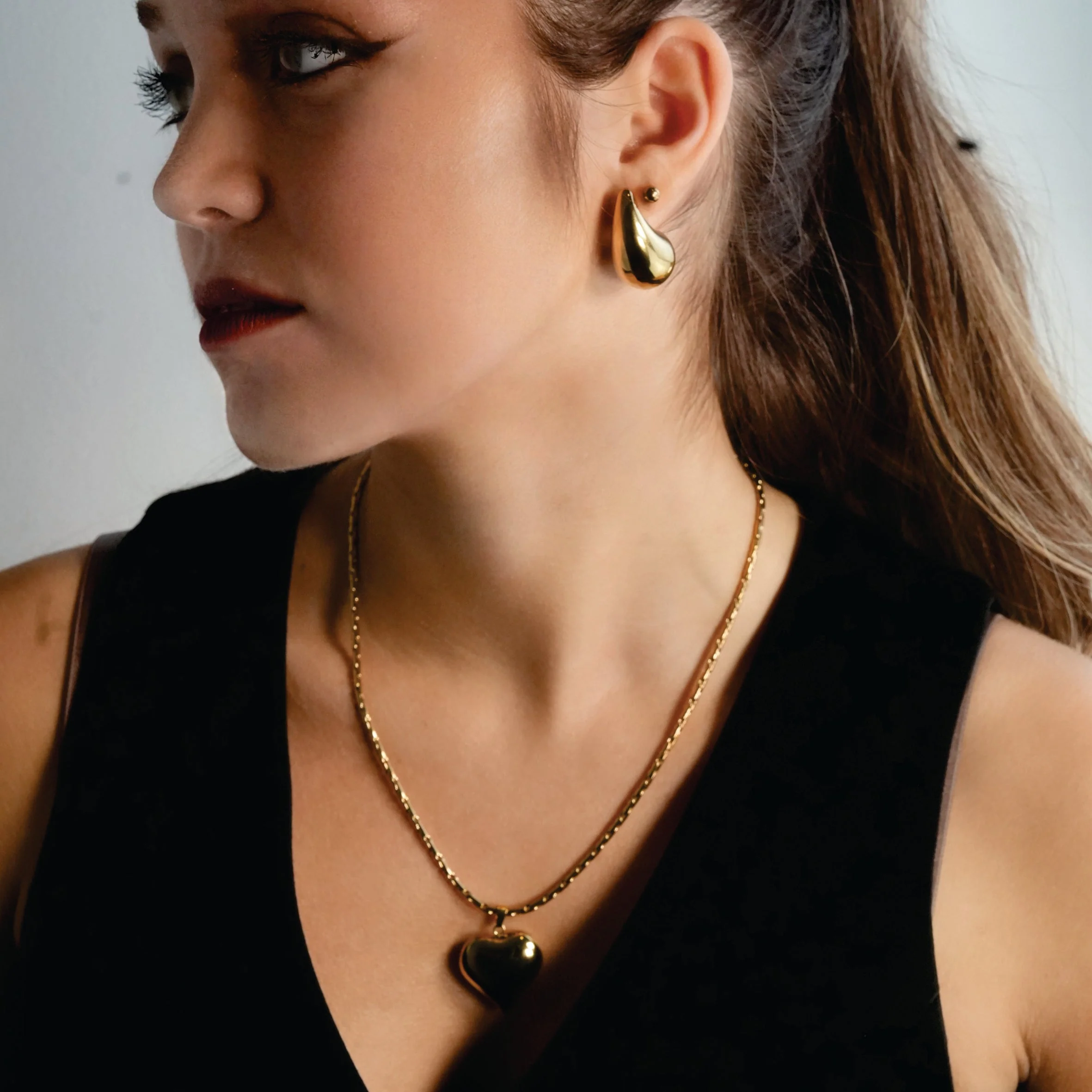 AVONTUR Gold: Statement Tear Drop Stud Earrings - Image 2