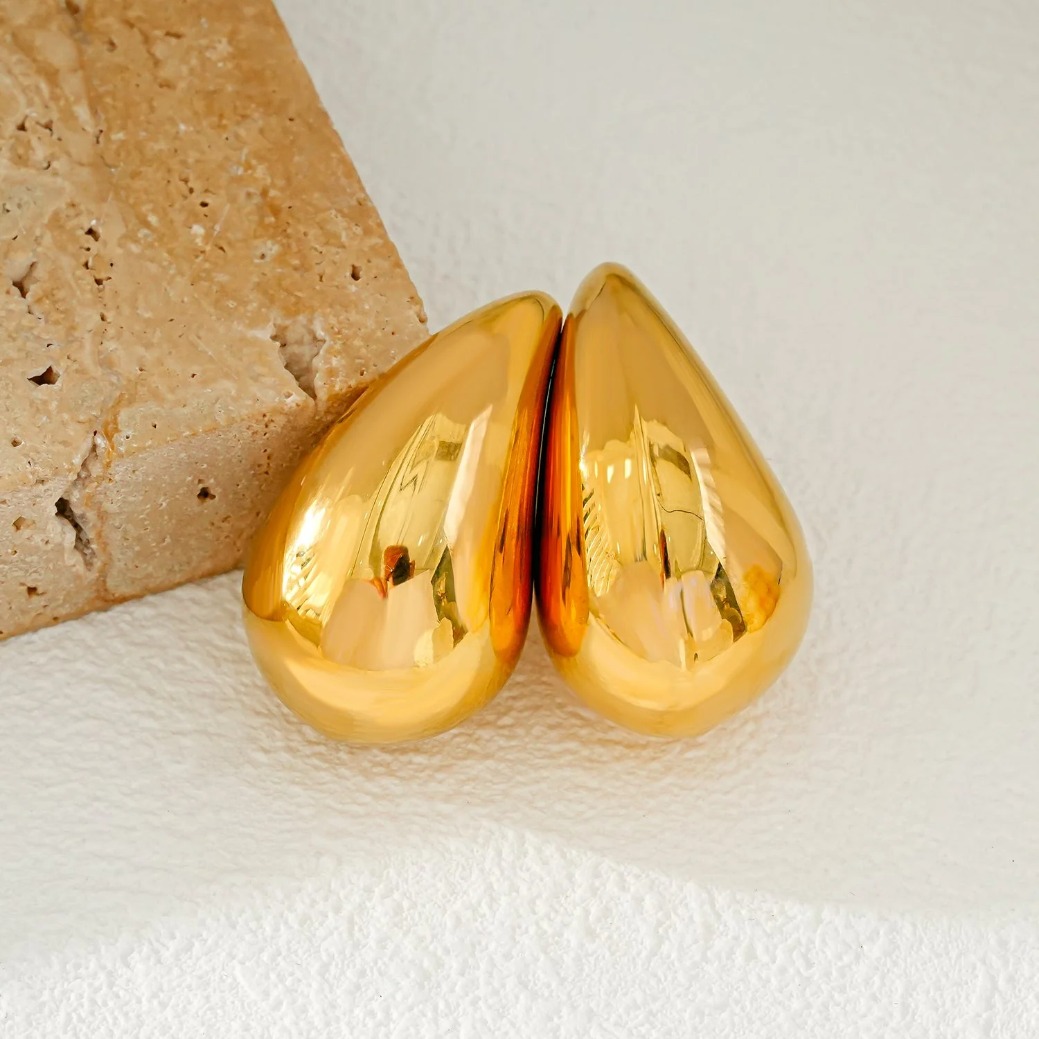 AVONTUR Gold: Statement Tear Drop Stud Earrings - Image 3