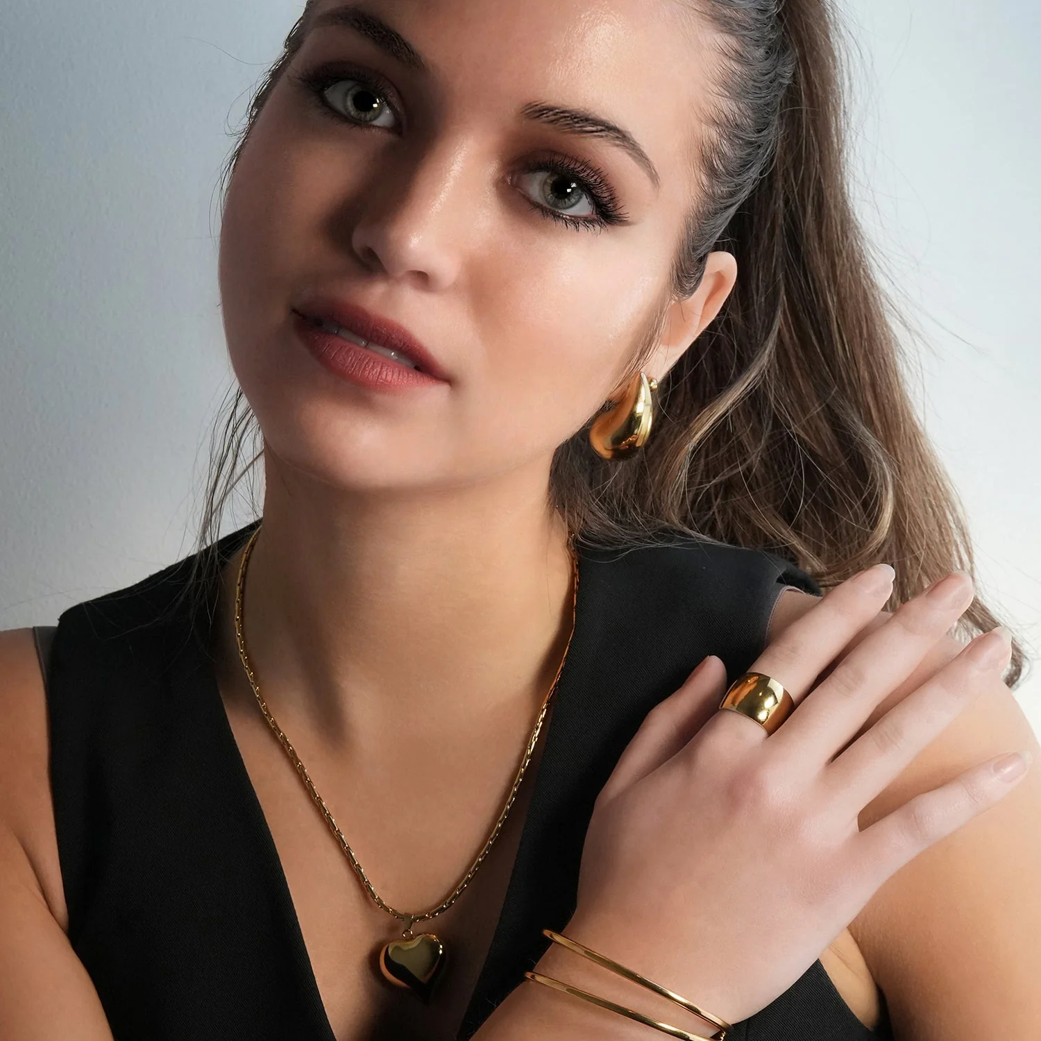 AVONTUR Gold: Statement Tear Drop Stud Earrings - Image 4