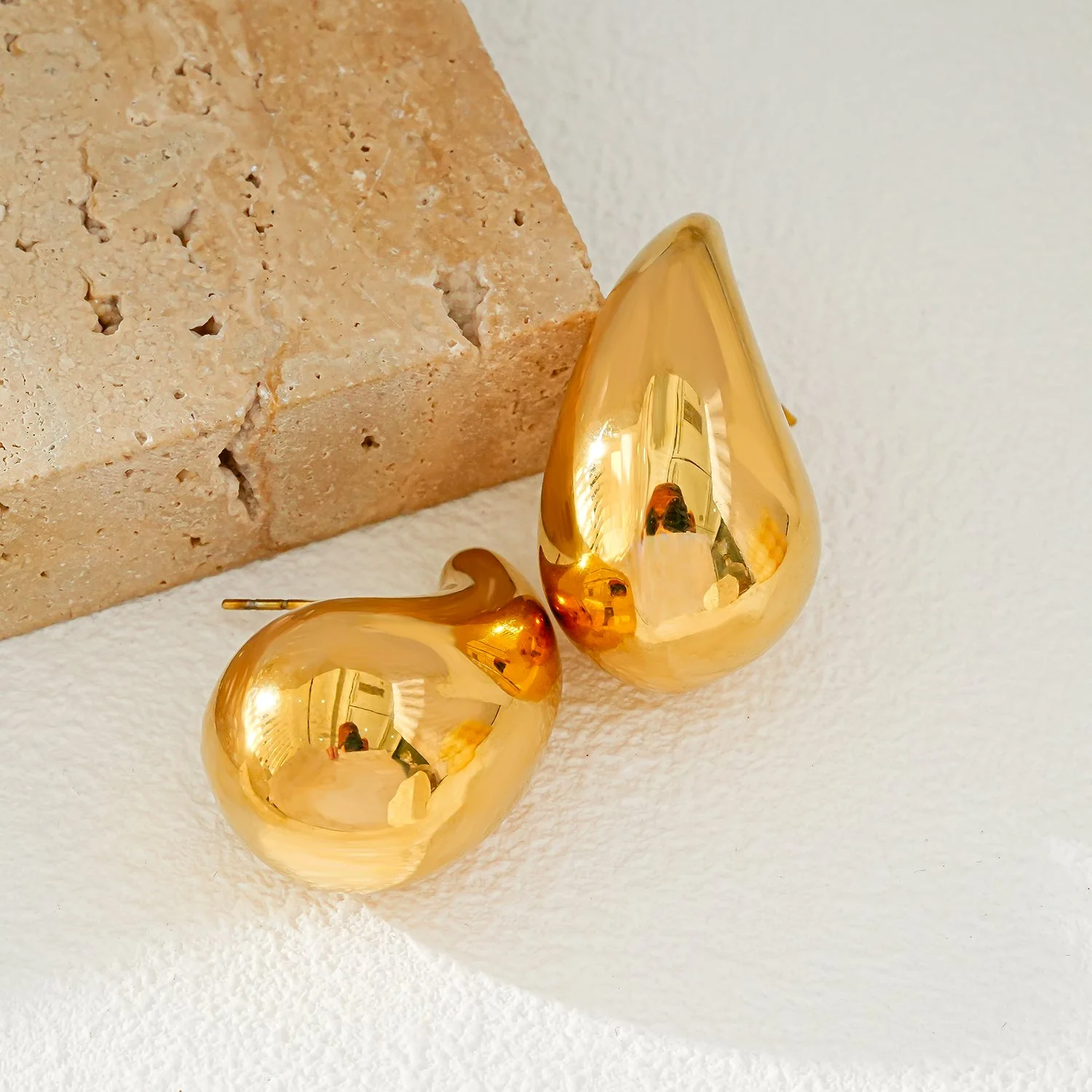 AVONTUR Gold: Statement Tear Drop Stud Earrings - Image 5