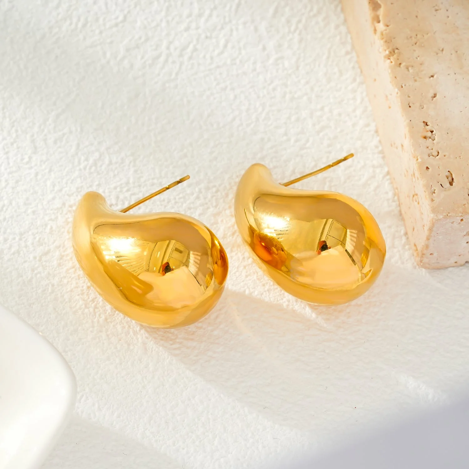 AVONTUR Gold: Statement Tear Drop Stud Earrings - Image 6