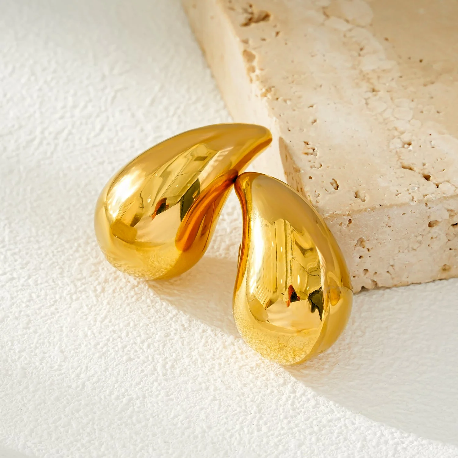 AVONTUR Gold: Statement Tear Drop Stud Earrings - Image 7