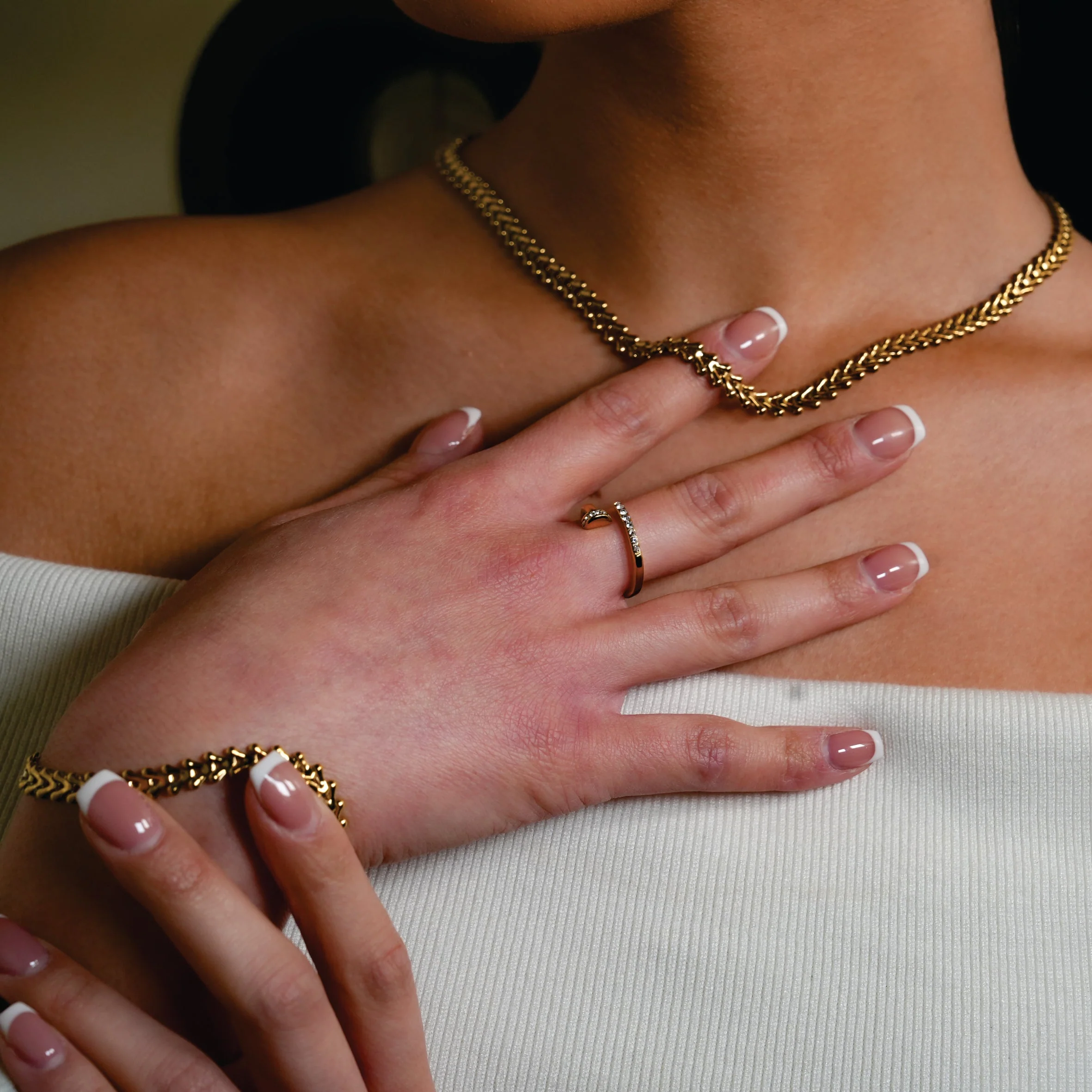BLYTH: Vintage-Inspired Linked Abstract Crest Bracelet - Image 8