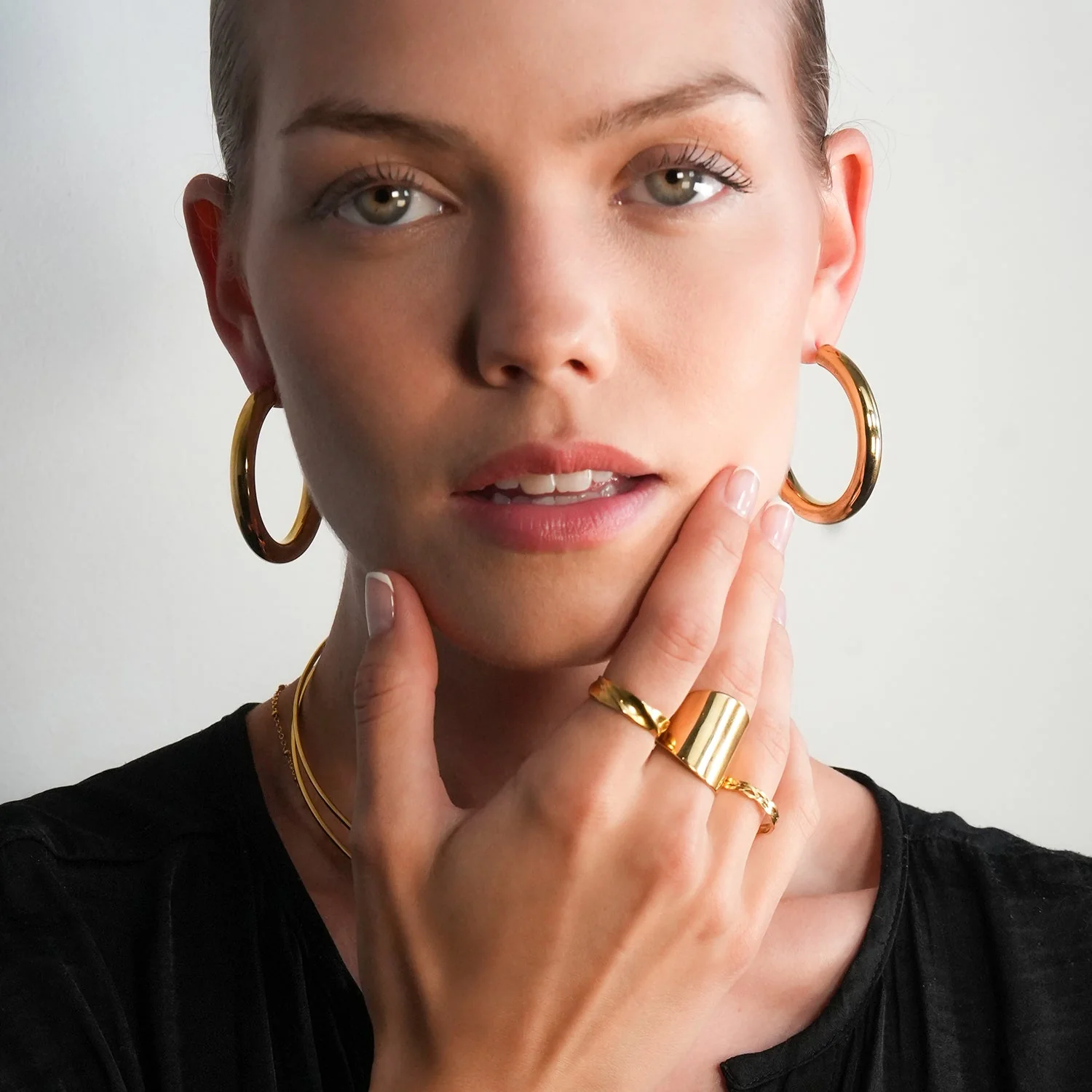 BOBOYI Gold: Mid Width Smooth Finish Effortless Day-to-Night Hoops - Image 4