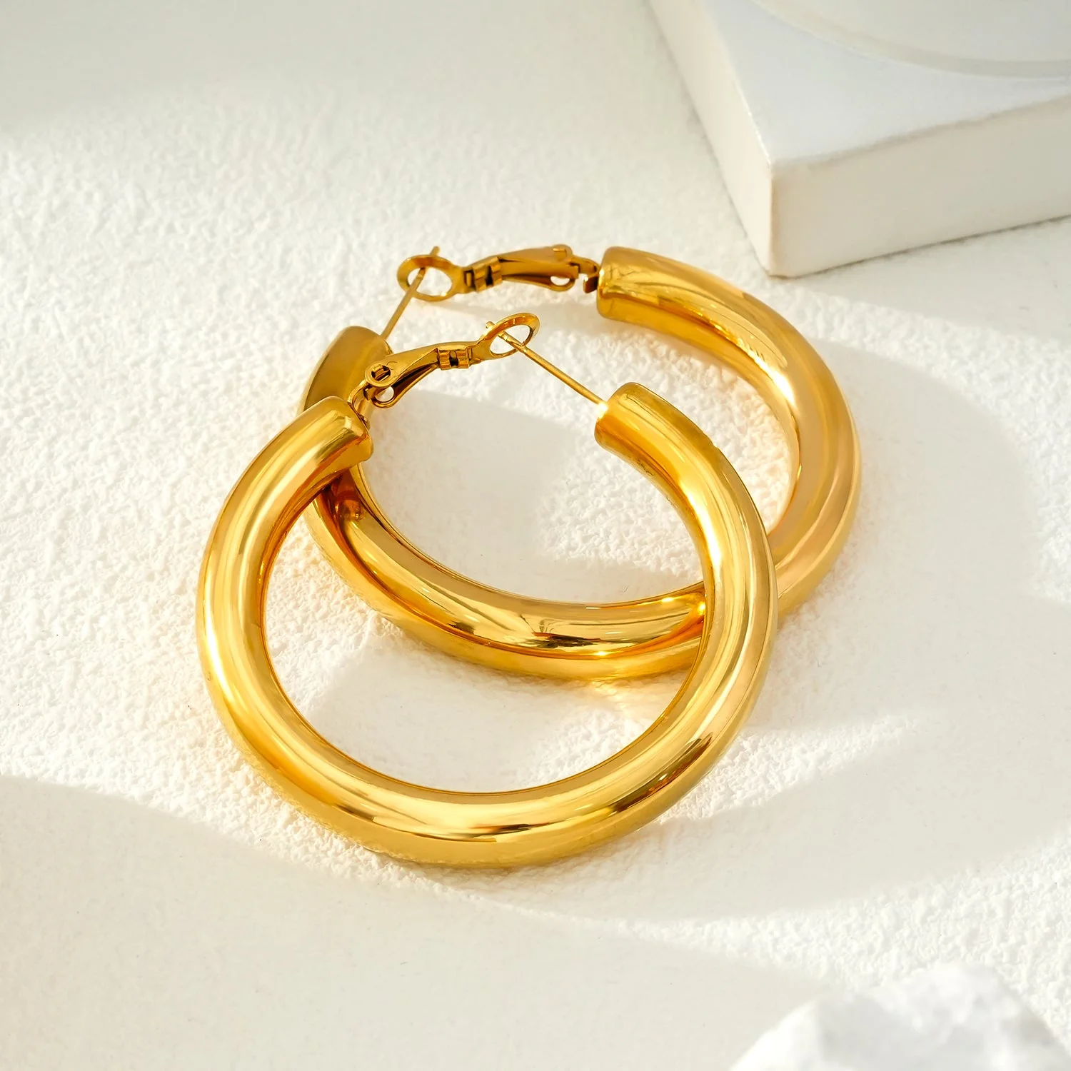 BOBOYI Gold: Mid Width Smooth Finish Effortless Day-to-Night Hoops - Image 5