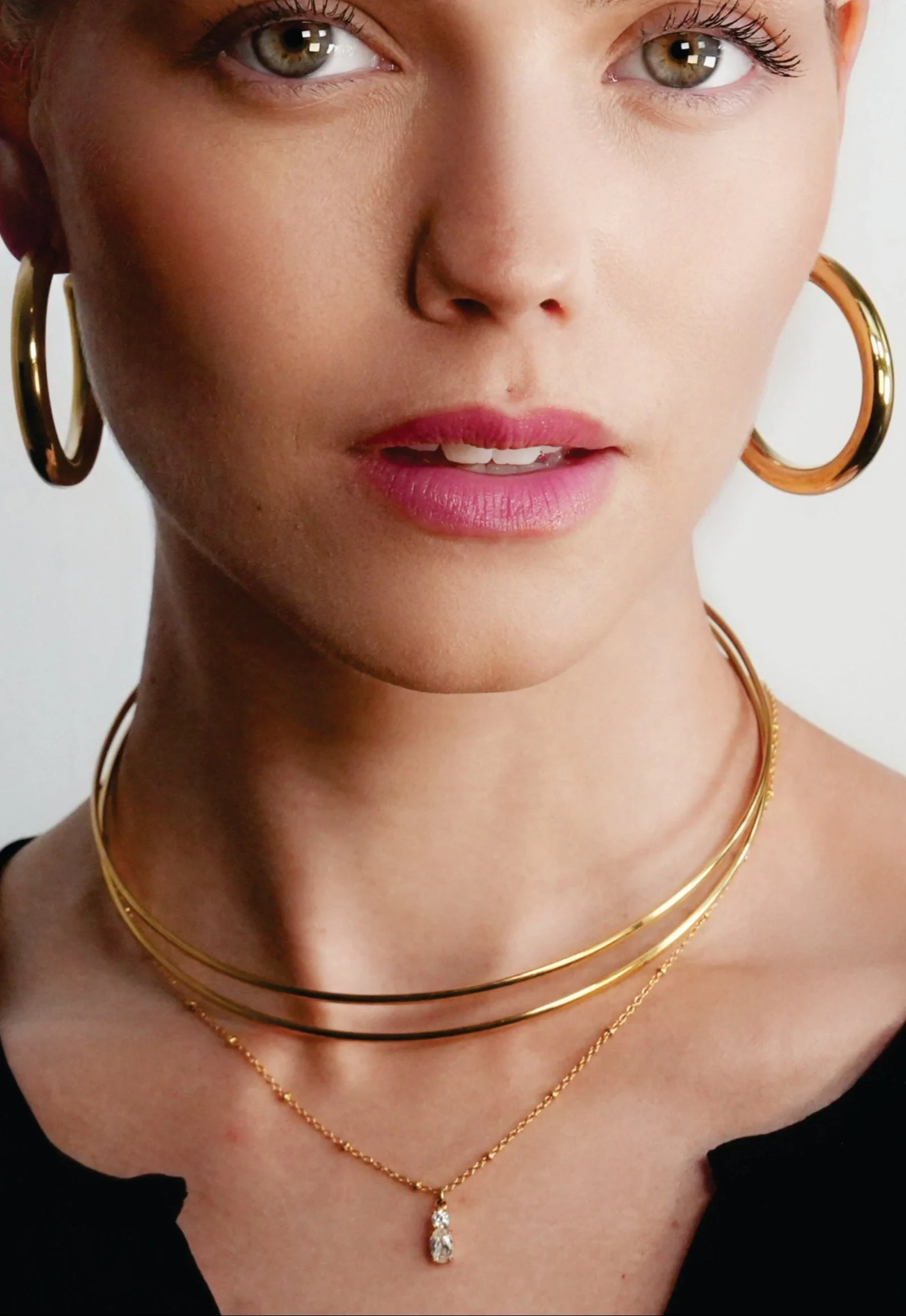 BOBOYI Gold: Mid Width Smooth Finish Effortless Day-to-Night Hoops - Image 6