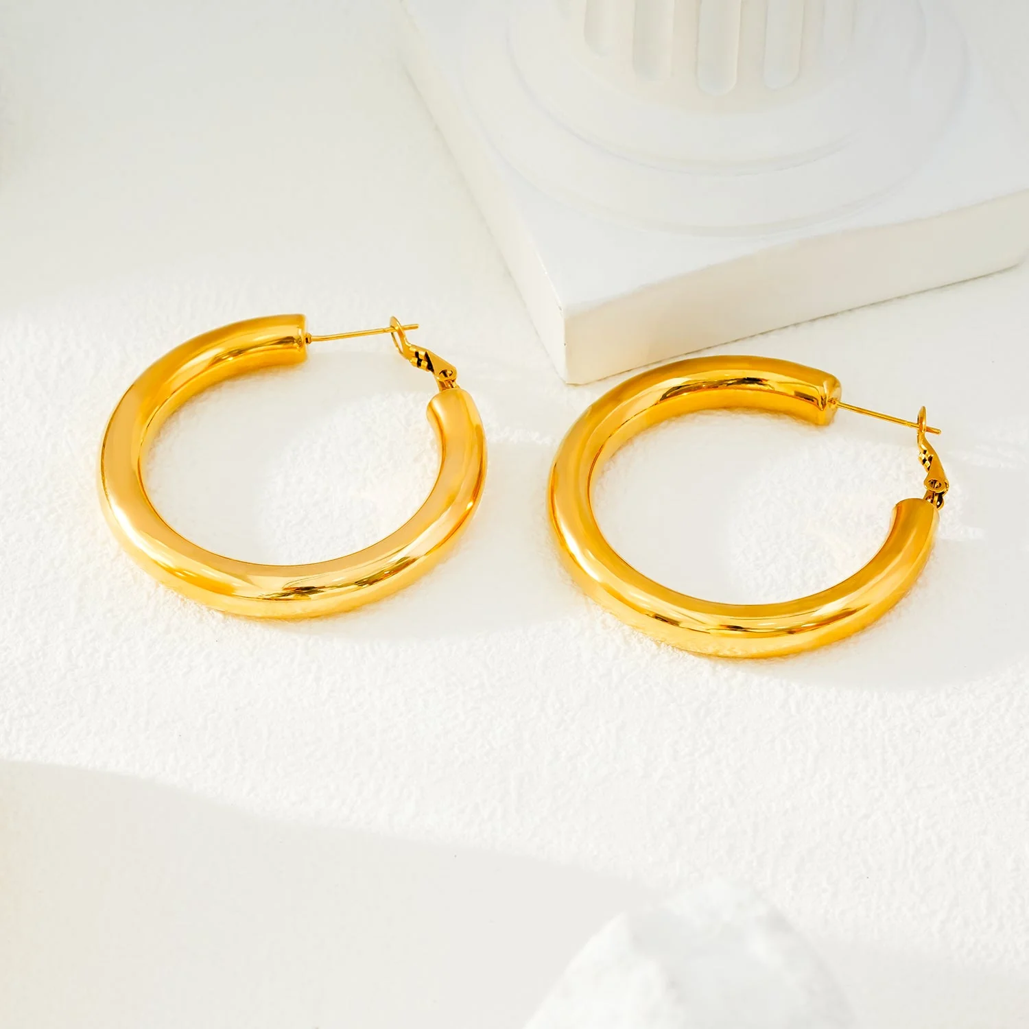BOBOYI Gold: Mid Width Smooth Finish Effortless Day-to-Night Hoops - Image 9