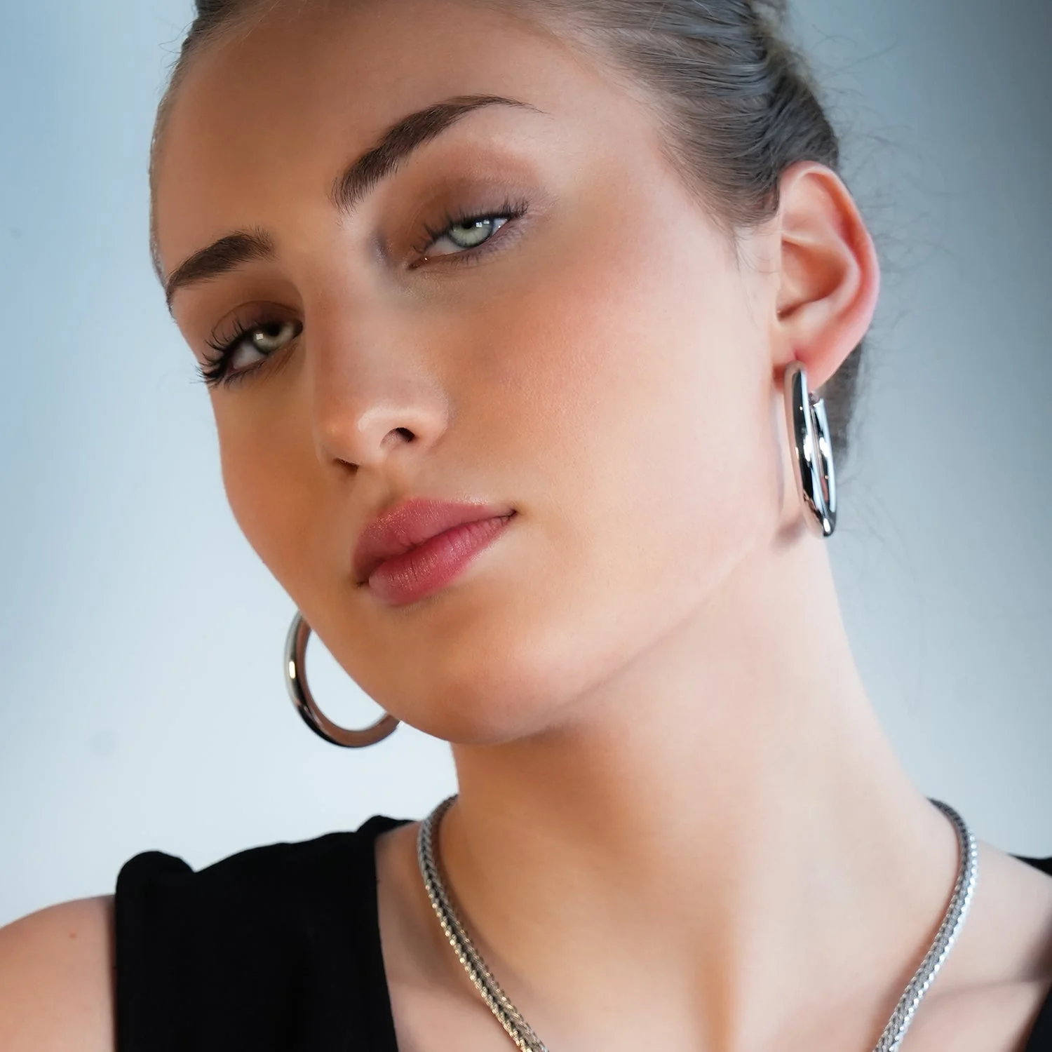 BOBOYI White Gold (Silver Tone): Mid Width Smooth Finish Effortless Day-to-Night Classic Hoops - Image 3
