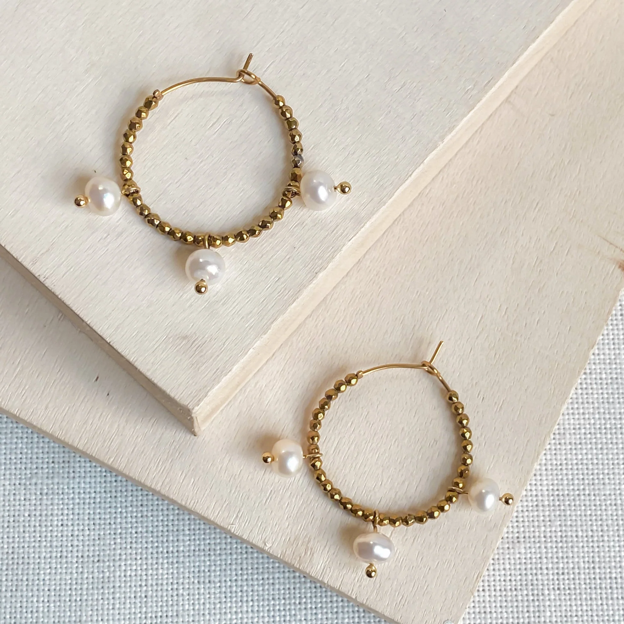 Boucles d’oreilles créoles dorées avec perles d’eau douce | AURÉA - Image 2