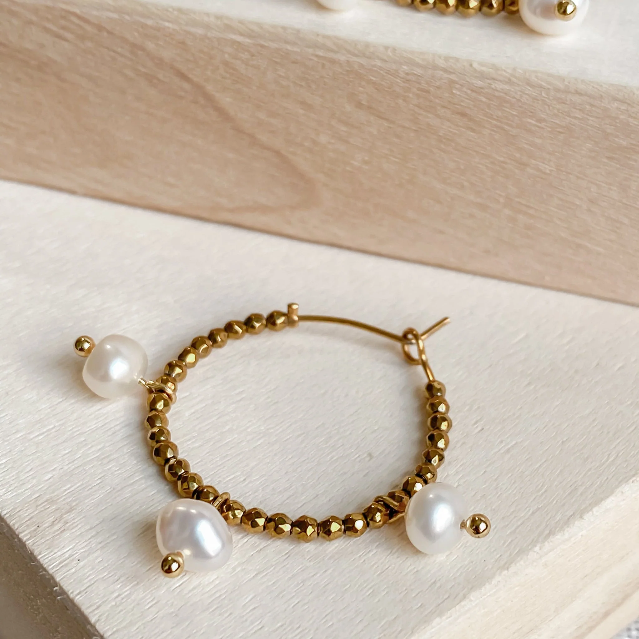 Boucles d’oreilles créoles dorées avec perles d’eau douce | AURÉA - Image 3