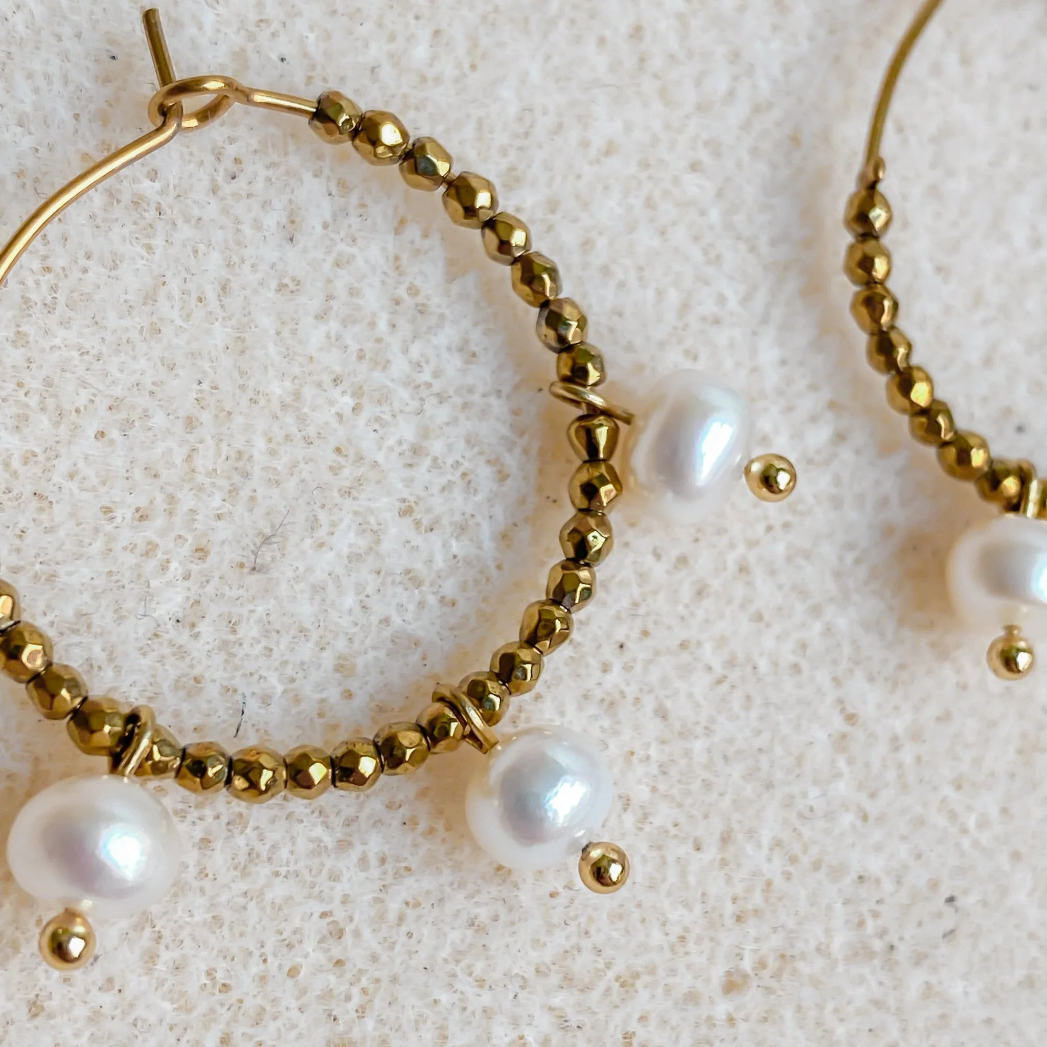 Boucles d’oreilles créoles dorées avec perles d’eau douce | AURÉA - Image 4
