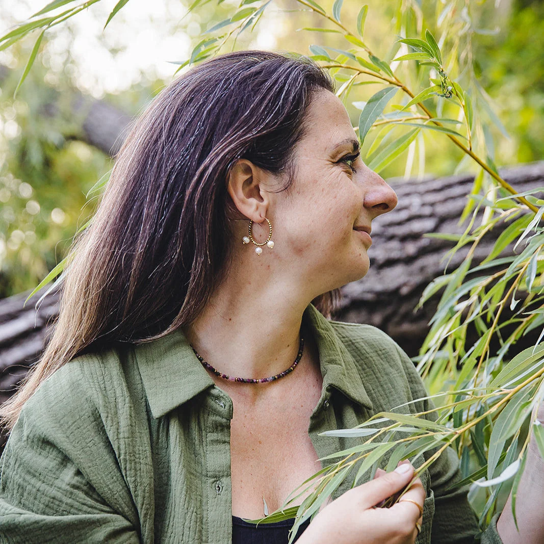 Boucles d’oreilles créoles dorées avec perles d’eau douce | AURÉA - Image 5