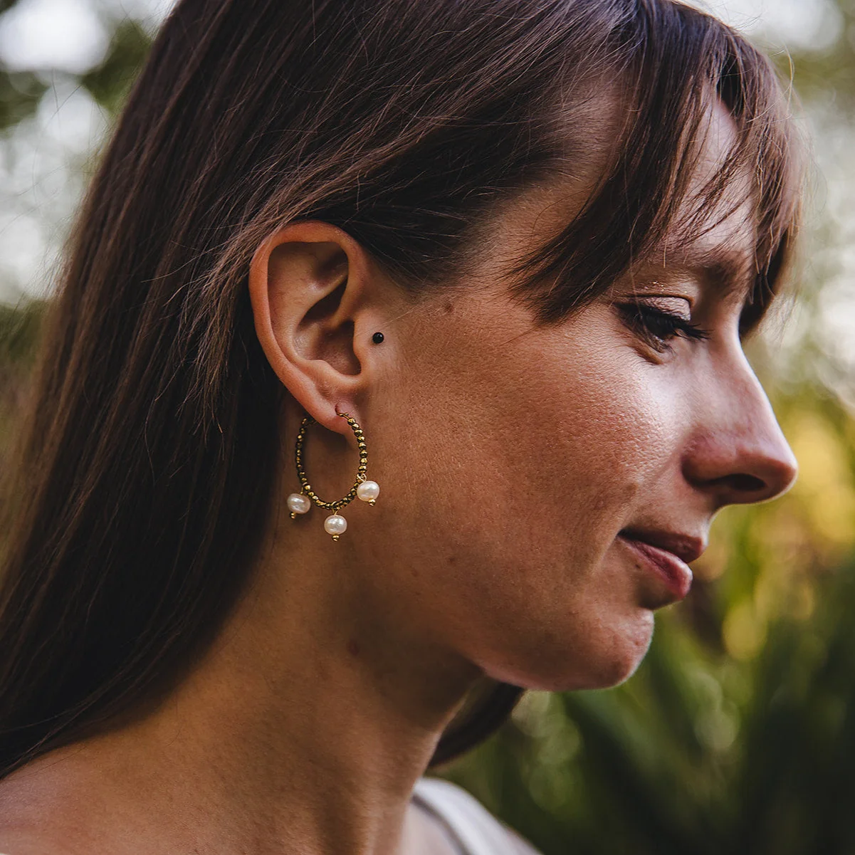 Boucles d’oreilles créoles dorées avec perles d’eau douce | AURÉA - Image 6