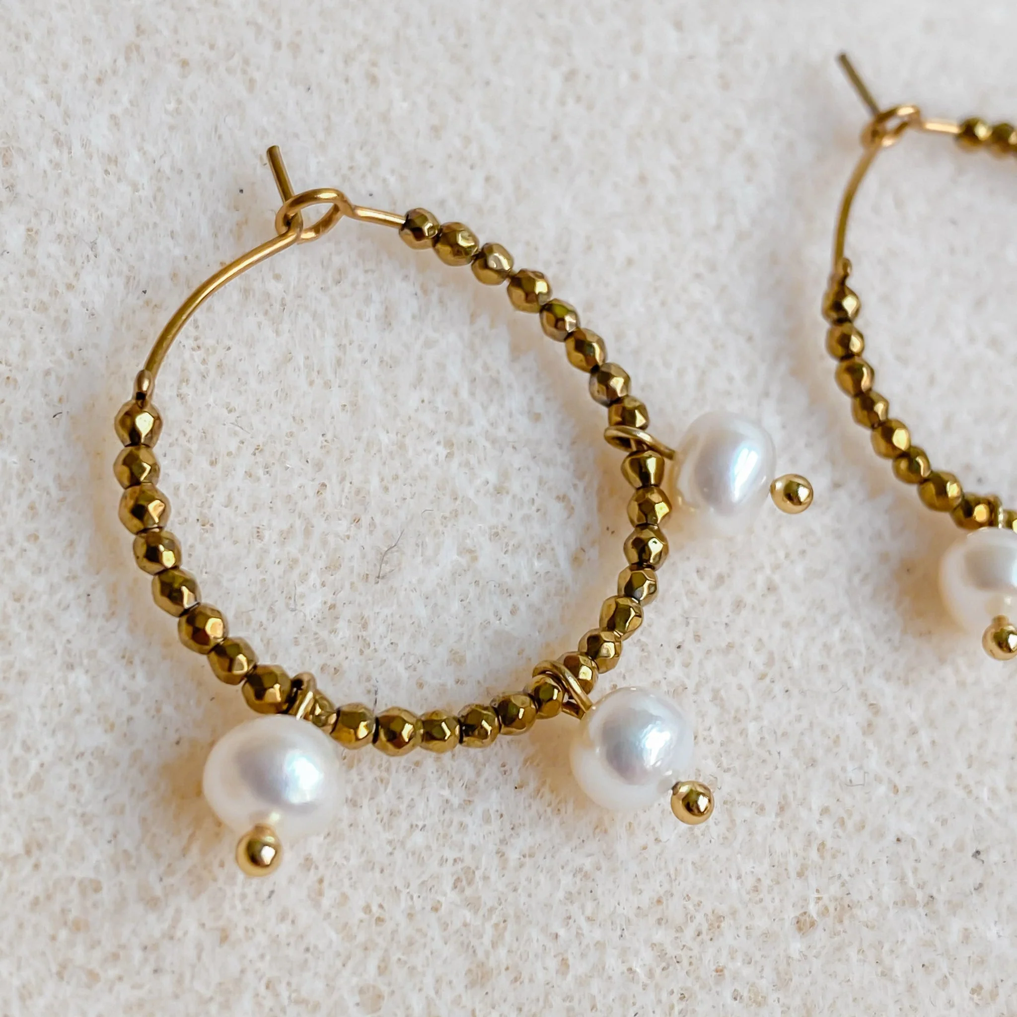 Boucles d’oreilles créoles dorées avec perles d’eau douce | AURÉA - Image 7