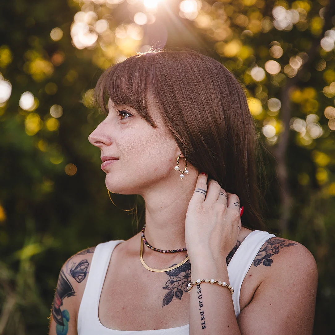 Boucles d’oreilles créoles dorées avec perles d’eau douce | AURÉA - Image 8