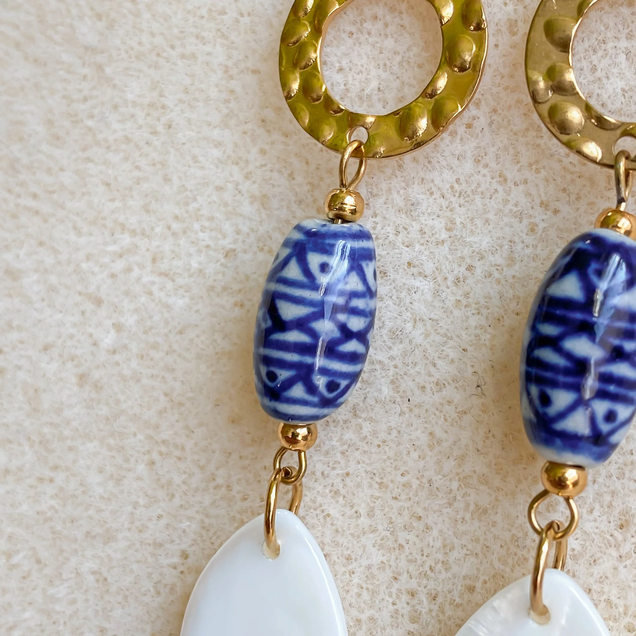 Boucles d’oreilles en céramique bleue & nacre naturelle | ABALONE - Image 4
