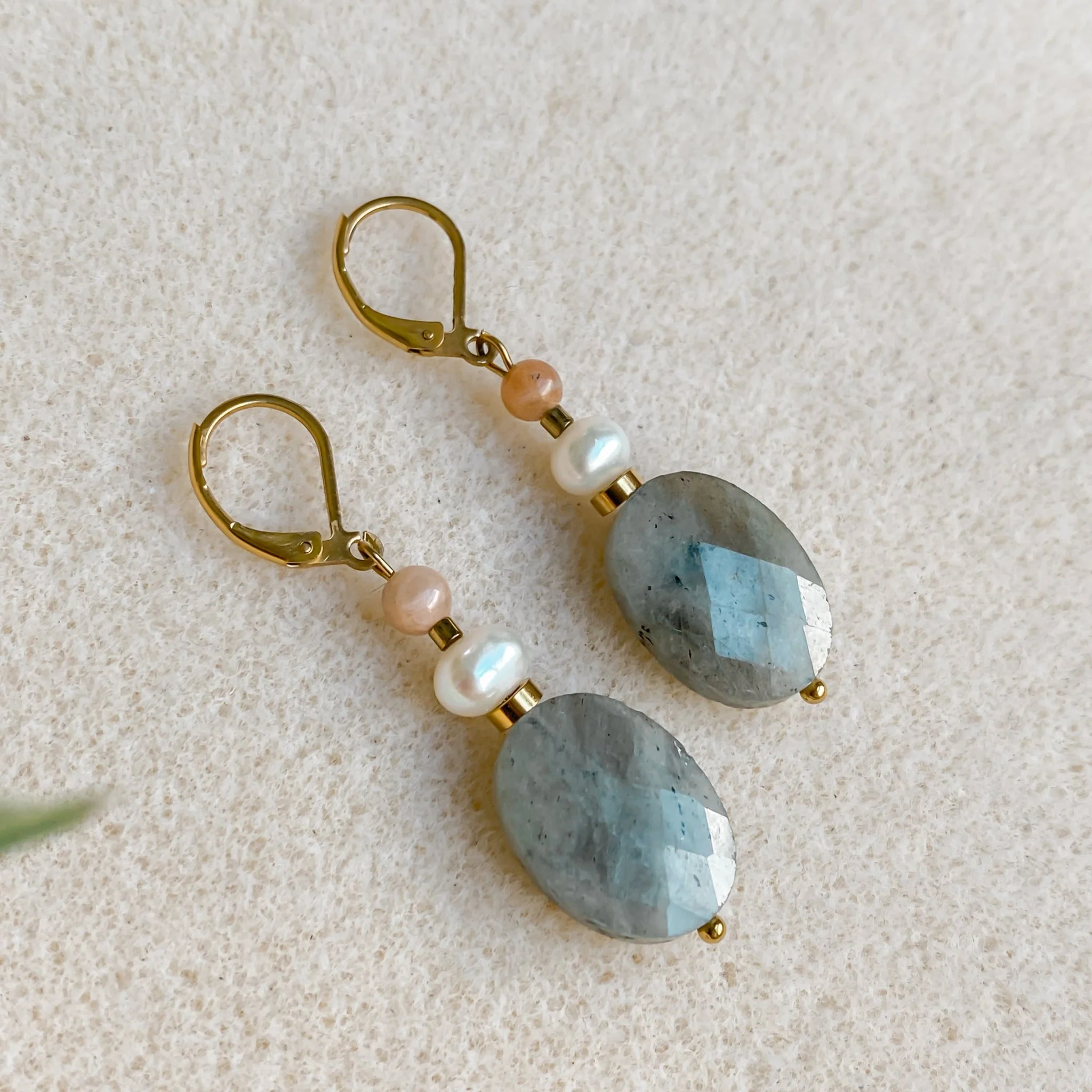 Boucles d’oreilles labradorite dorées pendantes 18K | ATHÉNA - Image 8