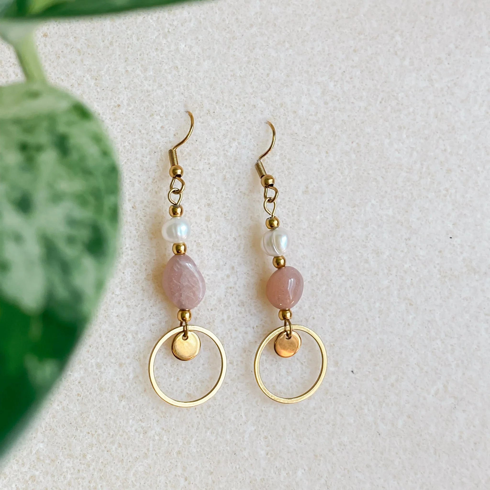 Boucles d’oreilles pendantes avec perles d’eau douce et pierre de soleil | DAPHNÉ - Image 3