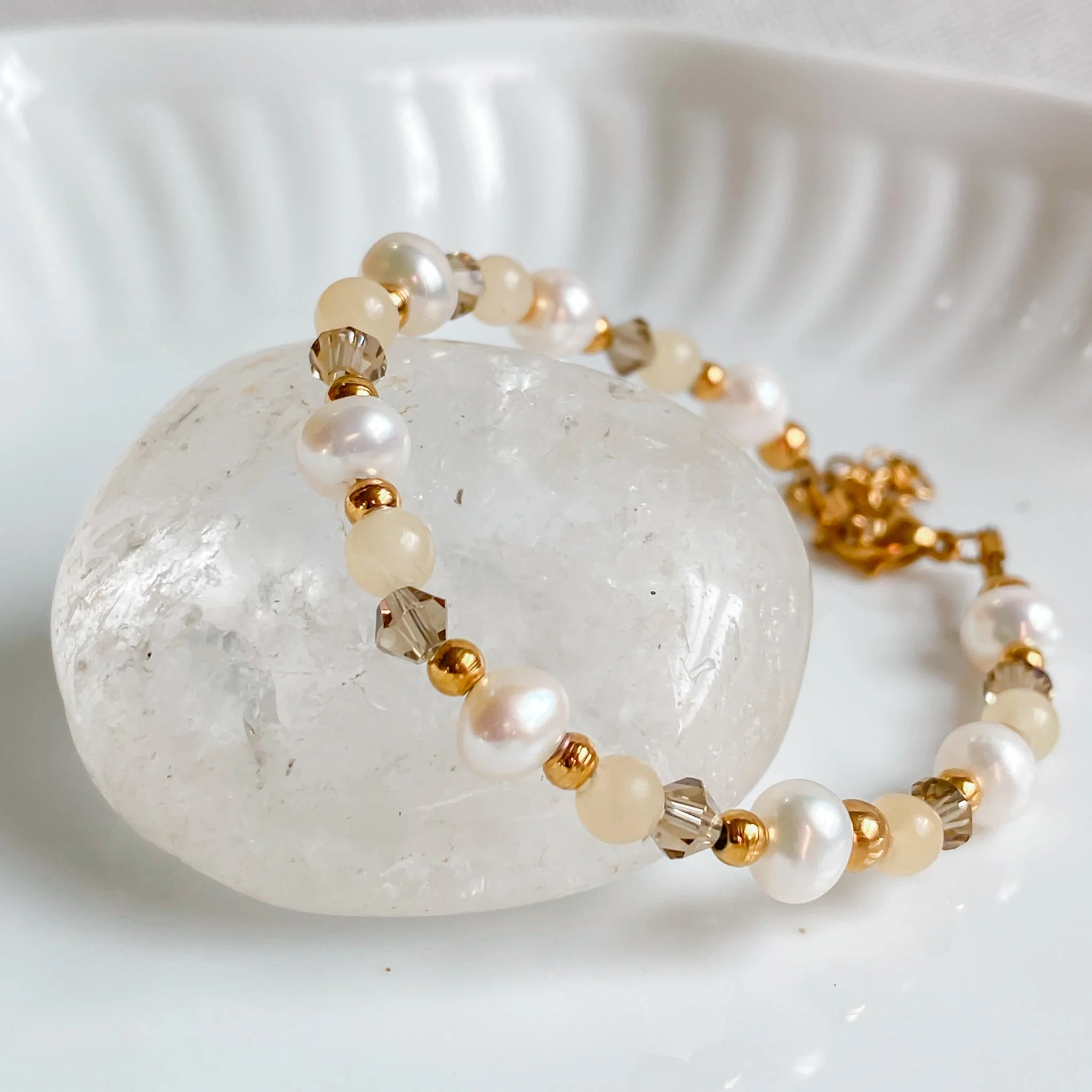 THÉIA | Bracelet fin en pierres de jade jaune et perles d’eau douce - Image 9