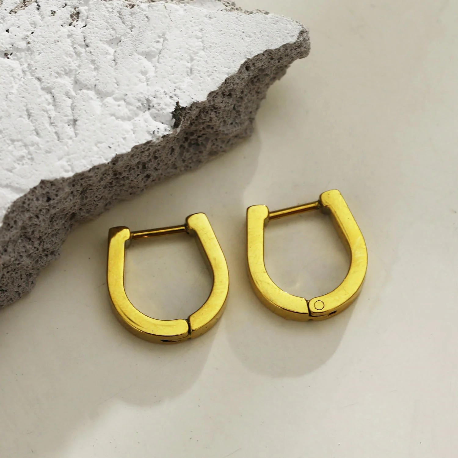 CADEO: 'Lucky' Horse-Shoe Shaped Contemporary Hoop Earrings - Image 6