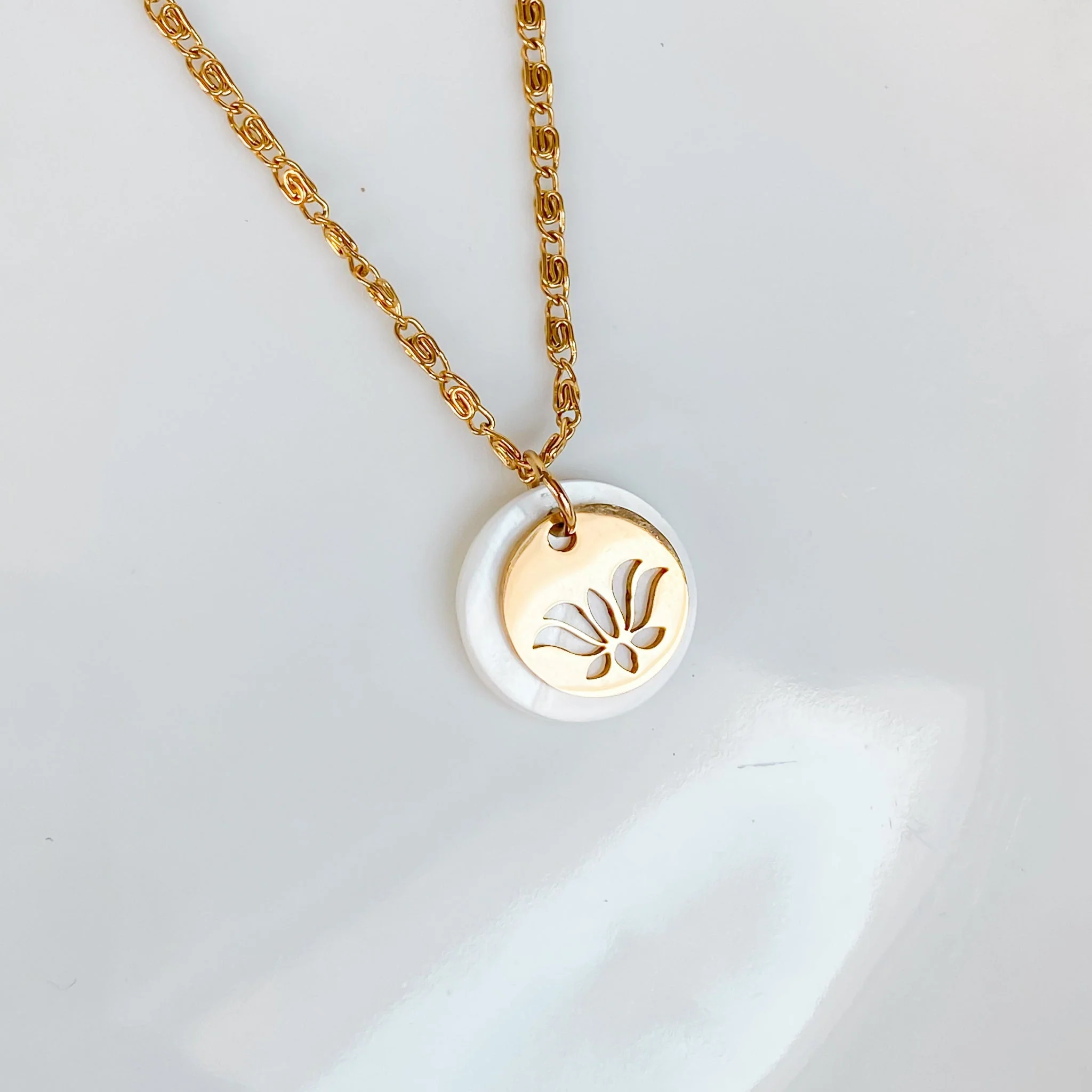 Collier doré en nacre et fleur de lotus | THÉTIS - Image 10