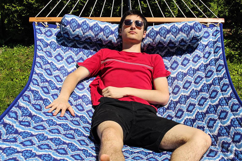 Deluxe Quilted Hammock with Wicker Stand - Image 5