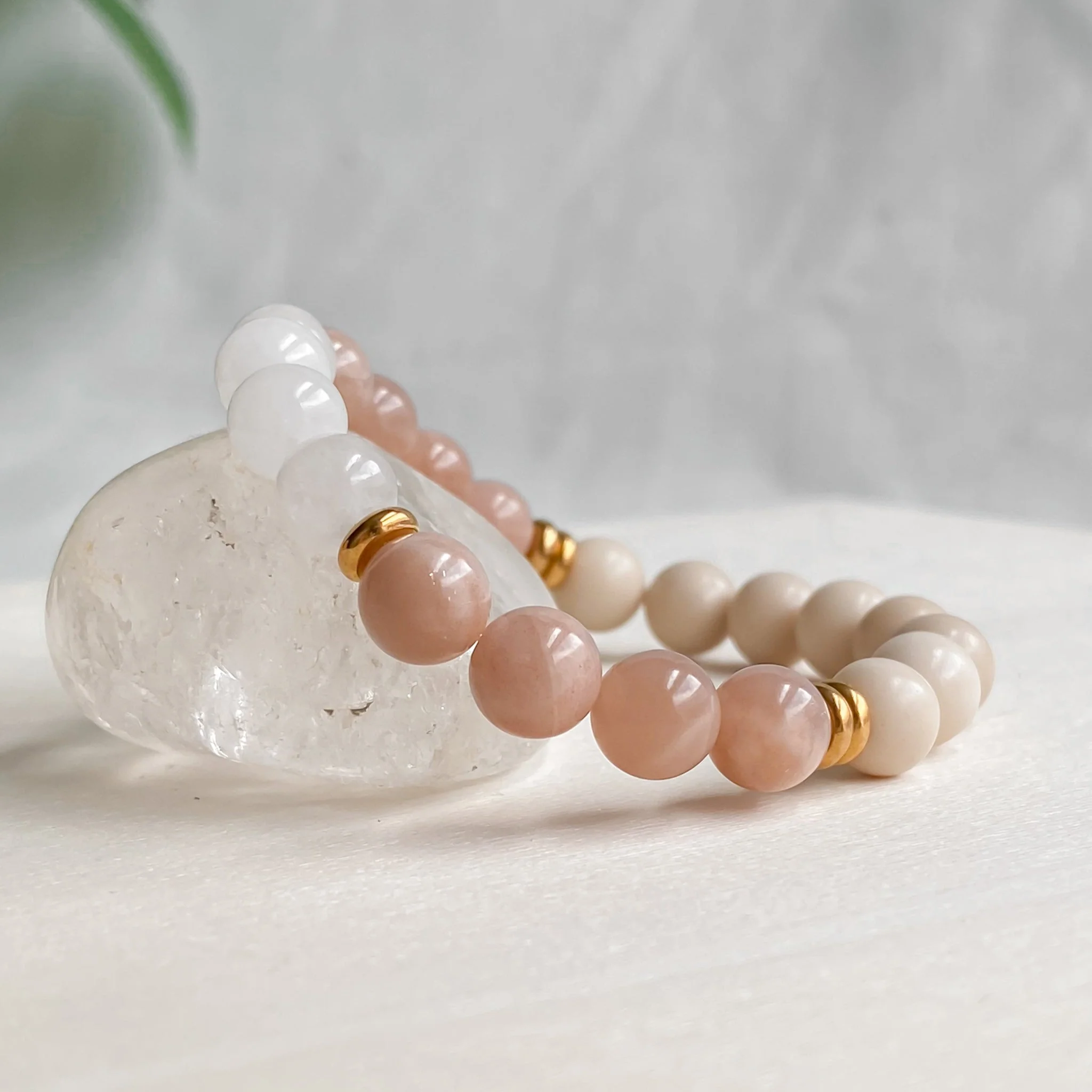 ECLAT DE SOLEIL | Bracelet en pierres de soleil, quartz et inox doré - Image 2