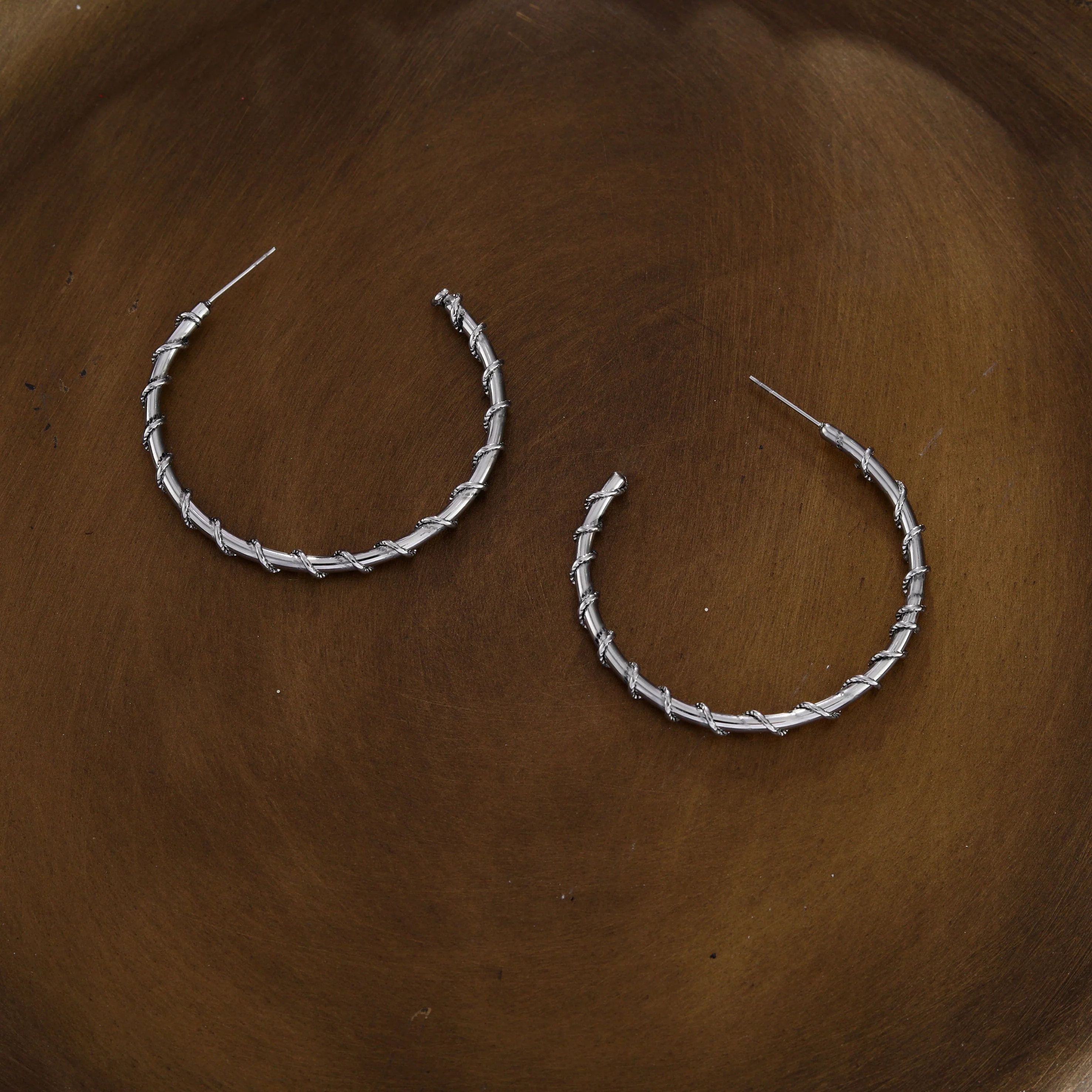 ELNA Silver Hoop Earrings with a Decorative Twist - Image 4