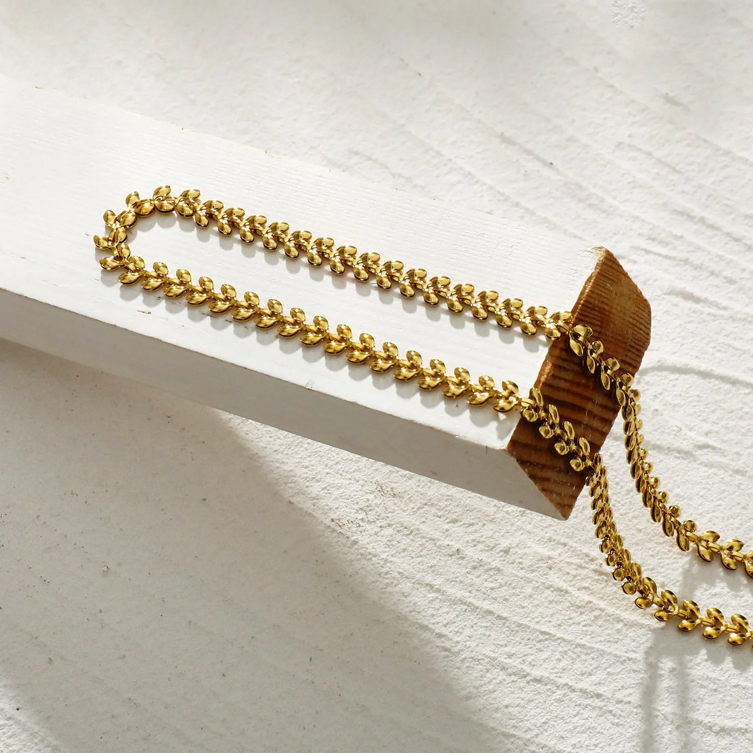 FANIA: Leafy Patterned Bold Chain Necklace - Image 6