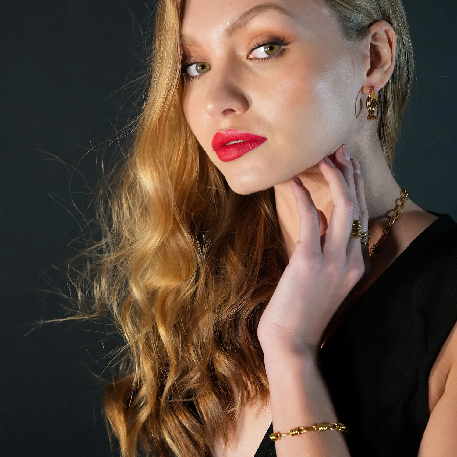 GIZA 'Shape & Form' Wavy Hoop Earrings - Image 11