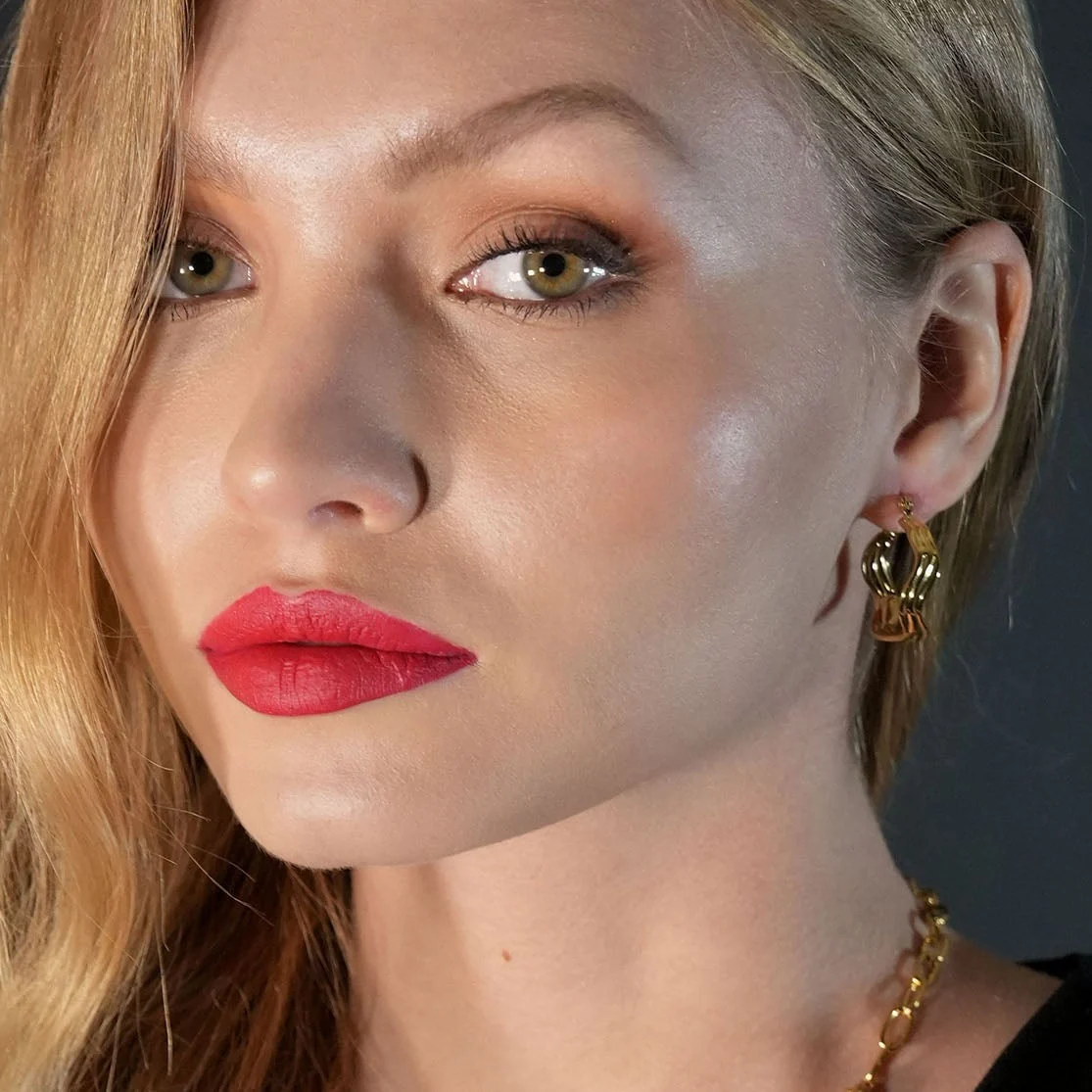 GIZA 'Shape & Form' Wavy Hoop Earrings - Image 2