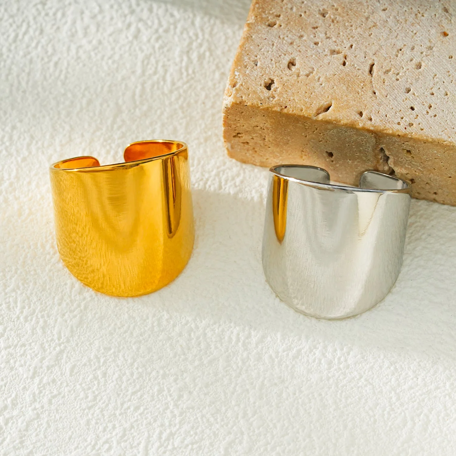 GOKOU: Elongated Wide Band Modernist Gold Ring. - Image 6