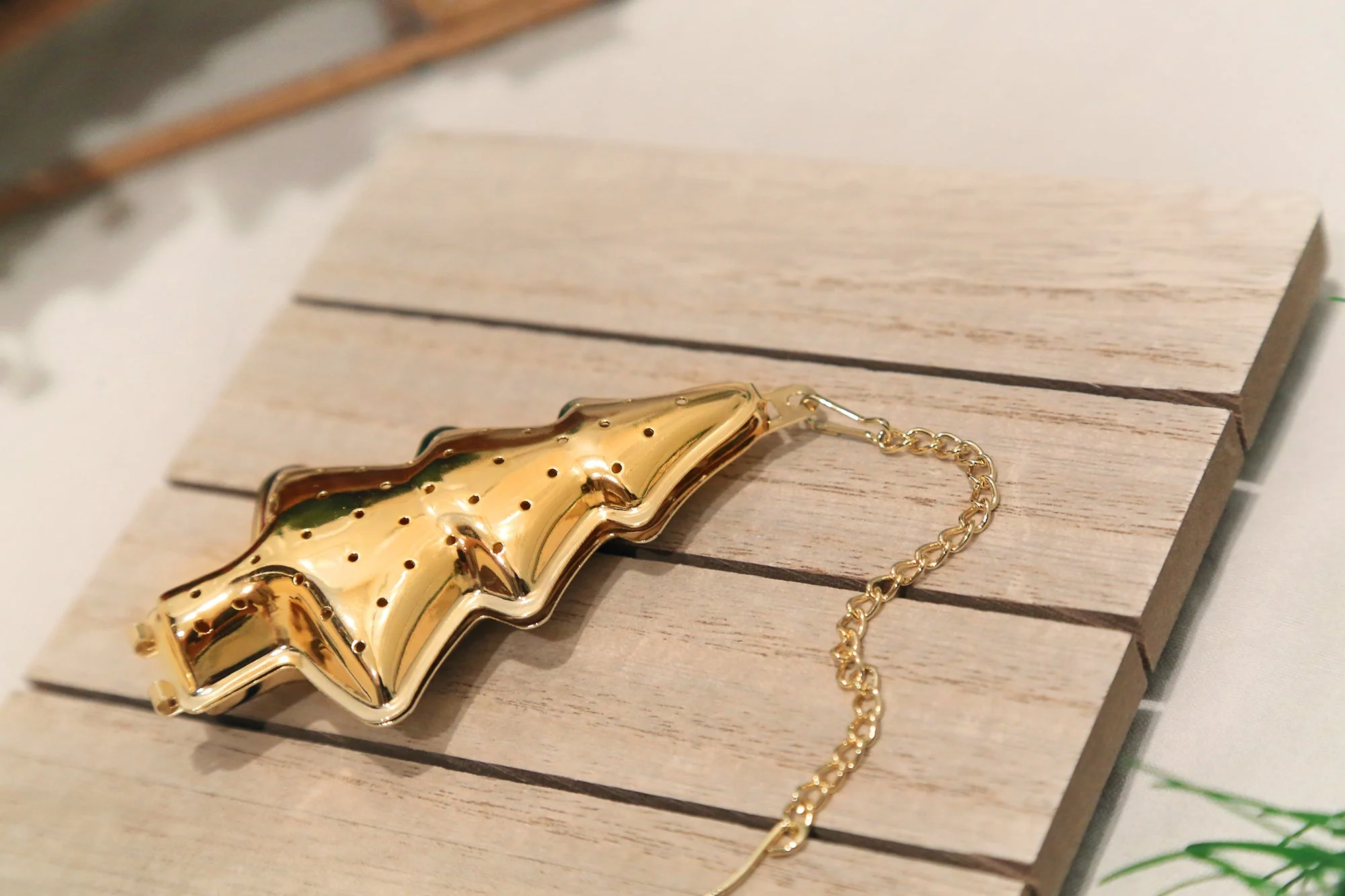Gold Christmas Tree Tea Infuser - Image 3