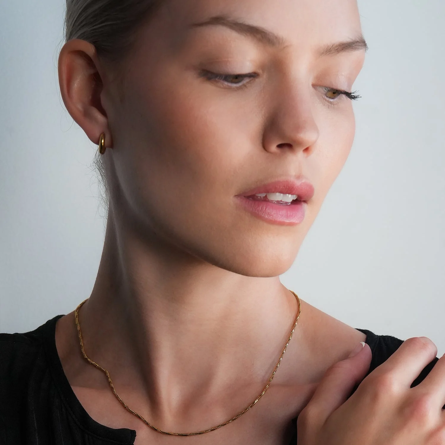 JAANBERG Gold: Mid Width Smooth Finish Mini Hoops for Day-to-Night Elegance - Image 10