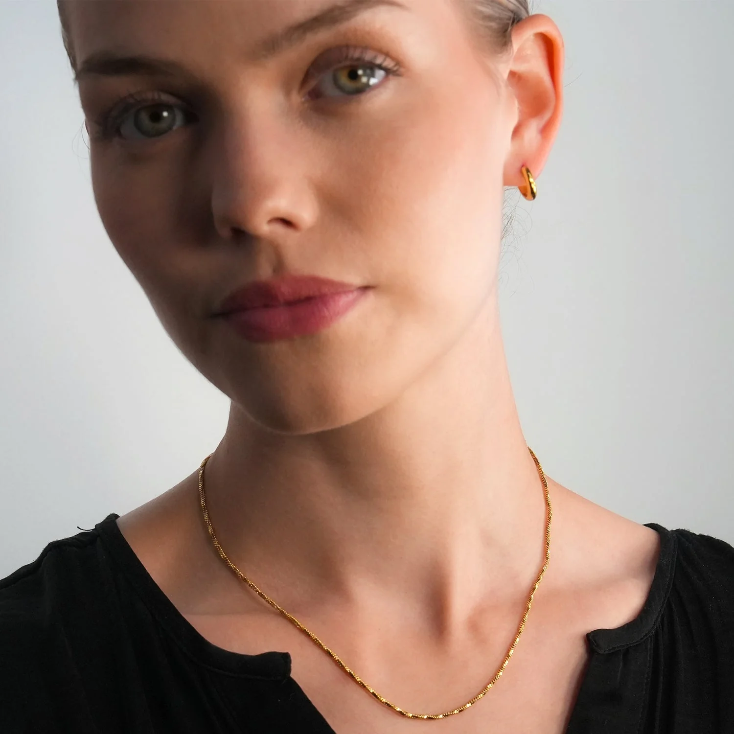JAANBERG Gold: Mid Width Smooth Finish Mini Hoops for Day-to-Night Elegance - Image 11