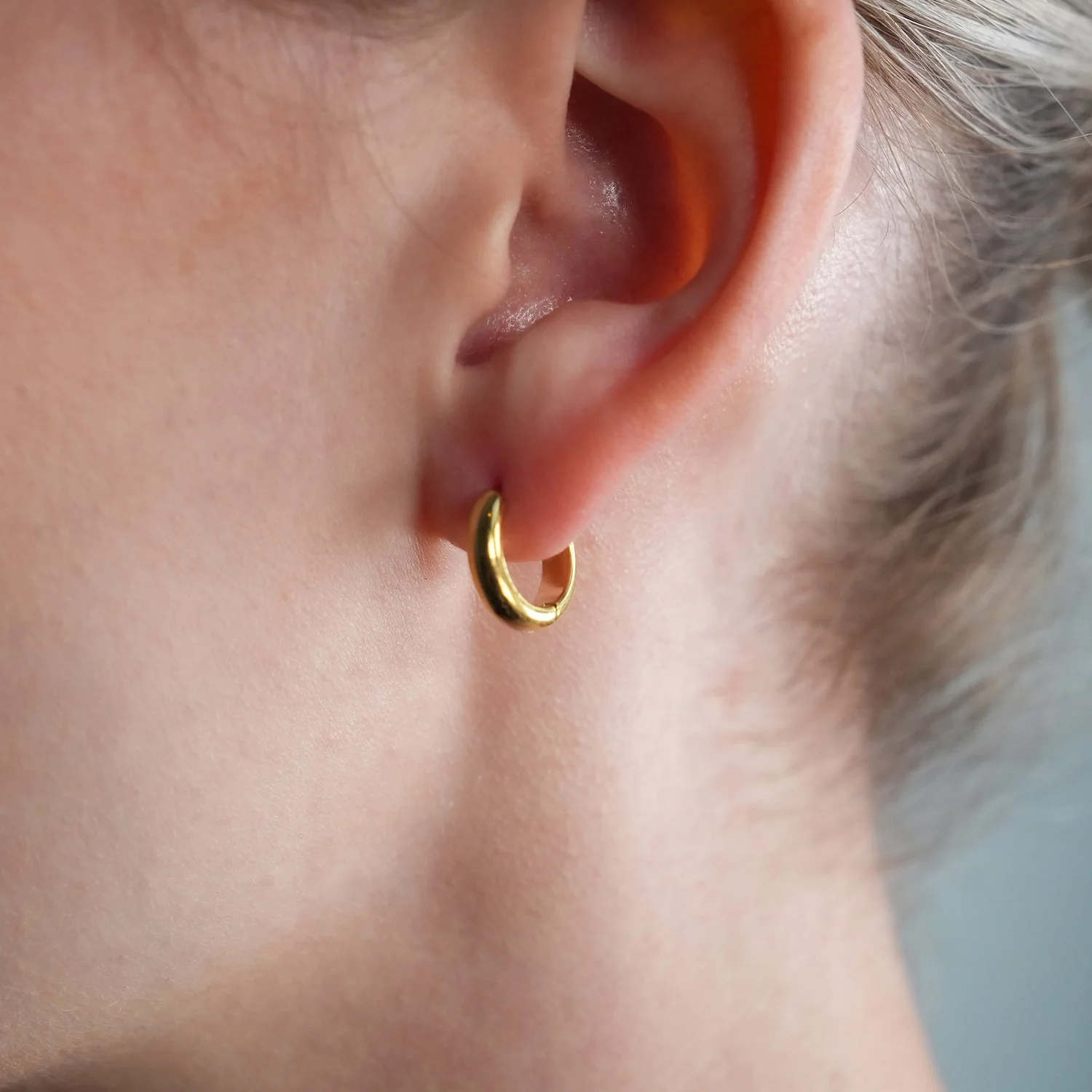 JAANBERG Gold: Mid Width Smooth Finish Mini Hoops for Day-to-Night Elegance - Image 2